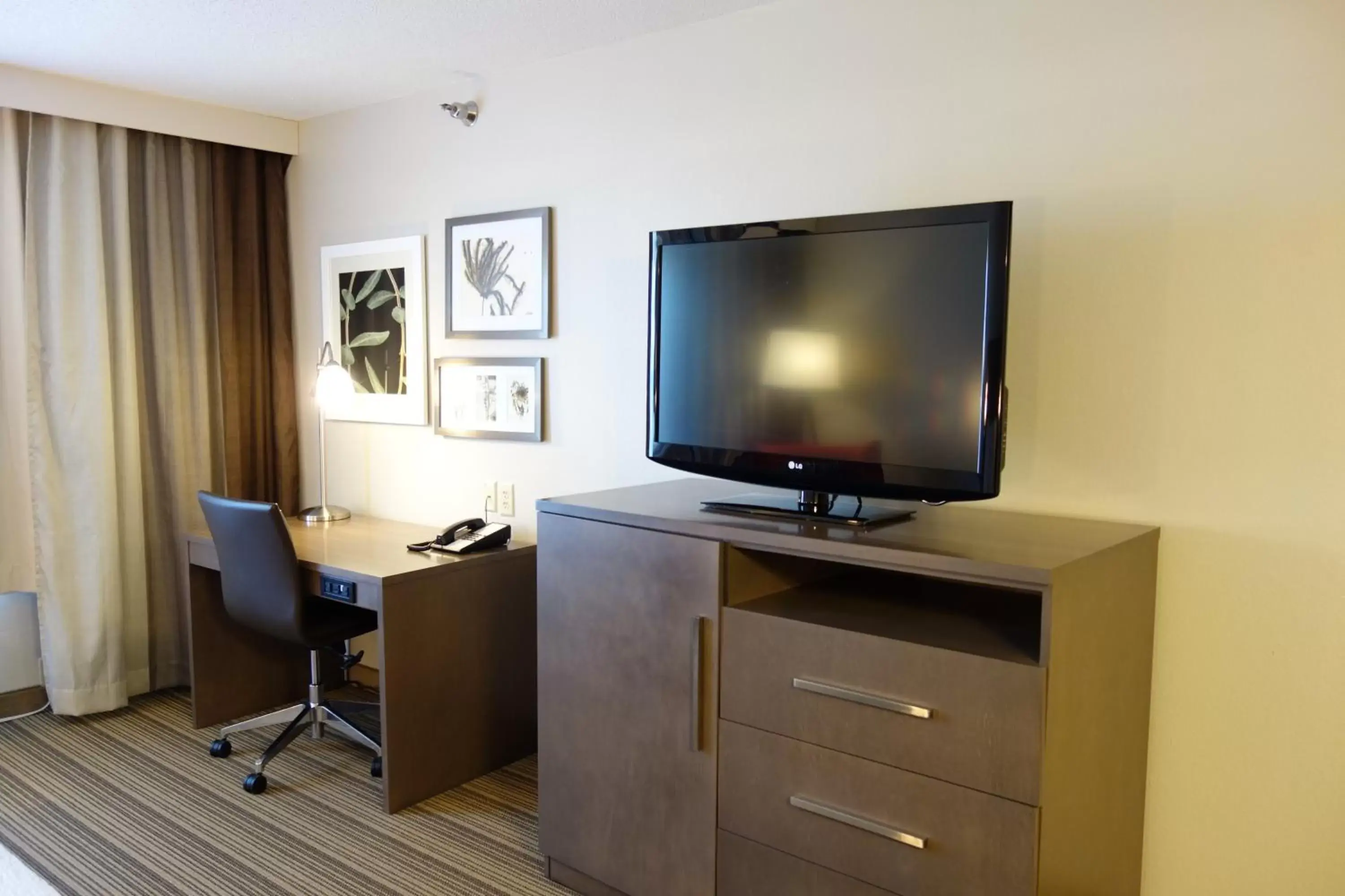 TV/Entertainment Center in Country Inn & Suites by Radisson, Mason City, IA