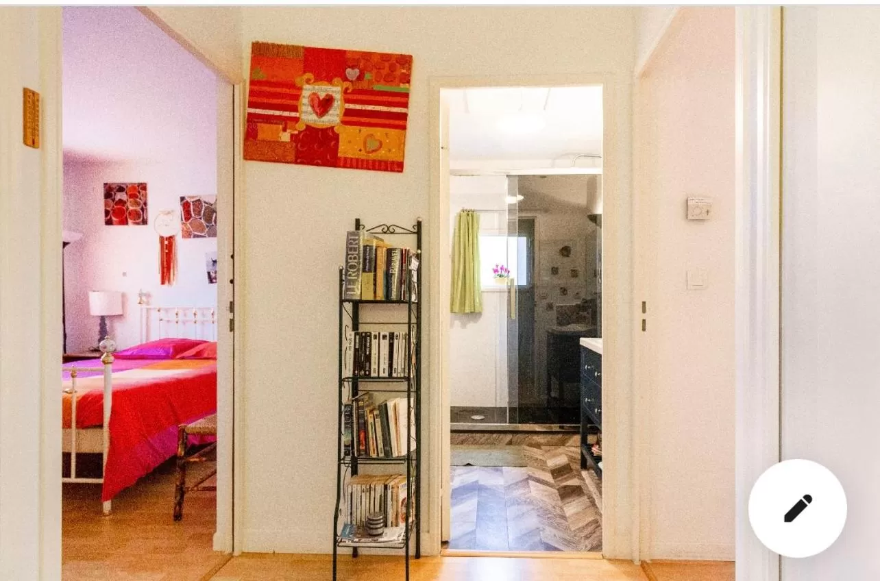 Bathroom in 2 CHAMBRES B&B PRÈS DE L'AÉROPORT ET DU MEETT