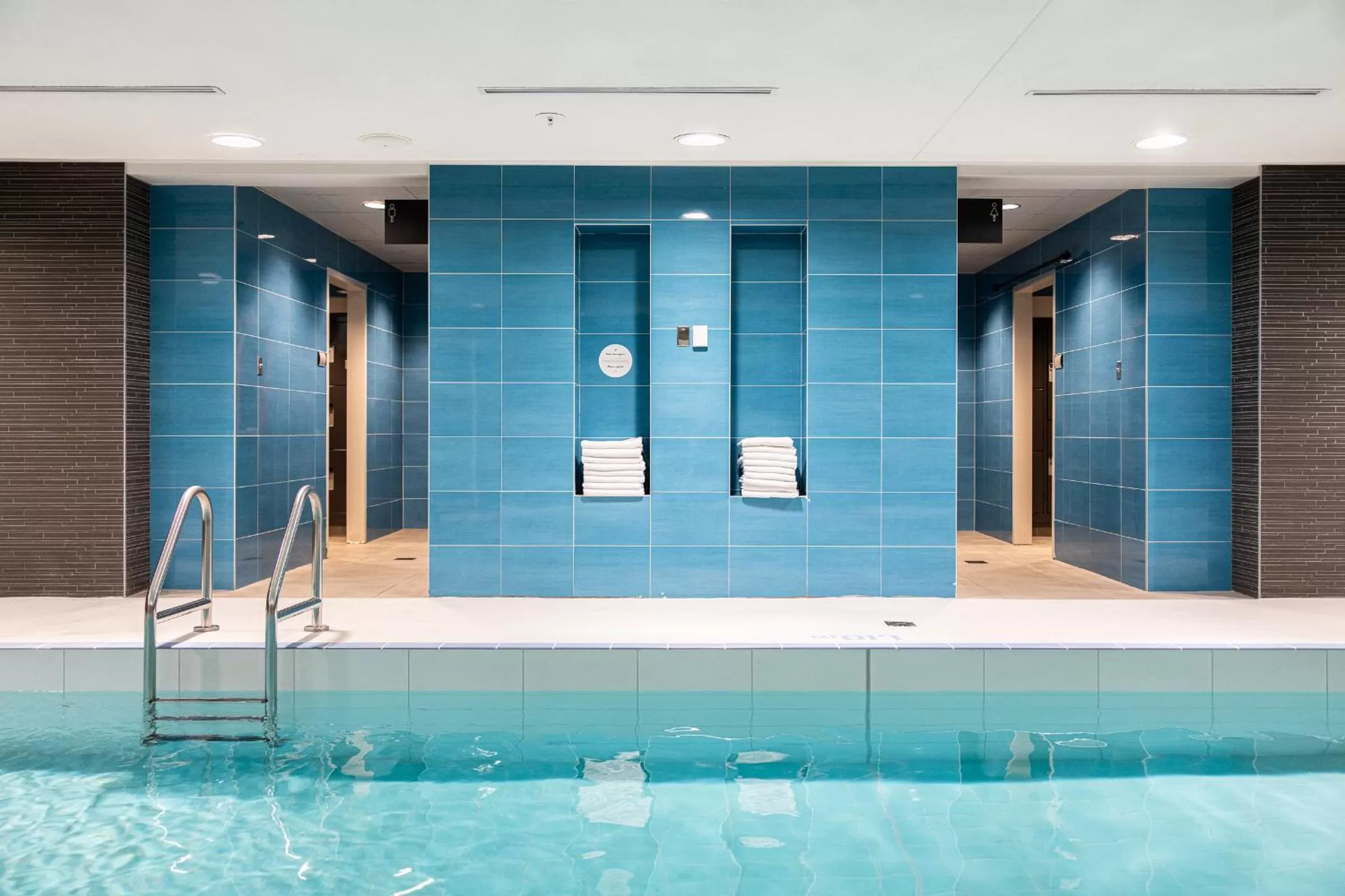Swimming pool in Hotel Chateau Laurier Québec