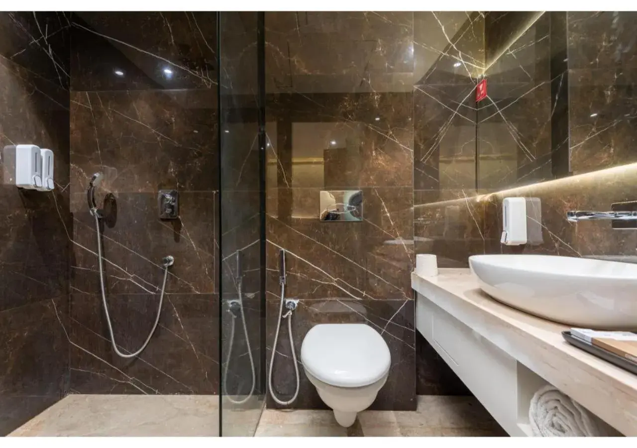 Bathroom in Hotel Arihant By DLS Hotels