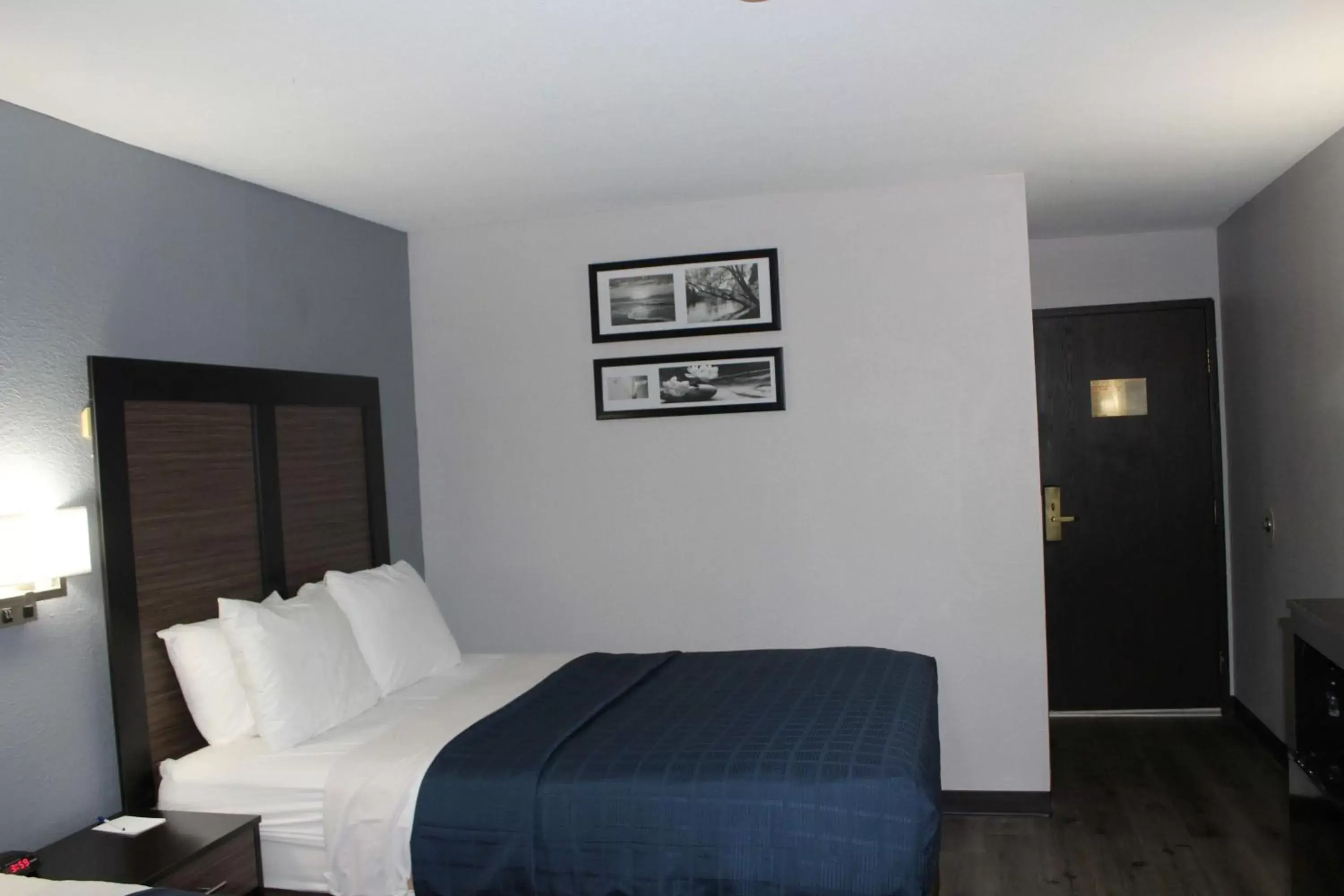 King Suite with Sofa Bed - Non-Smoking in Ramada by Wyndham Cedar Rapids South King Suite with Sofa Bed - Non-Smoking in Ramada by Wyndham Cedar Rapids South