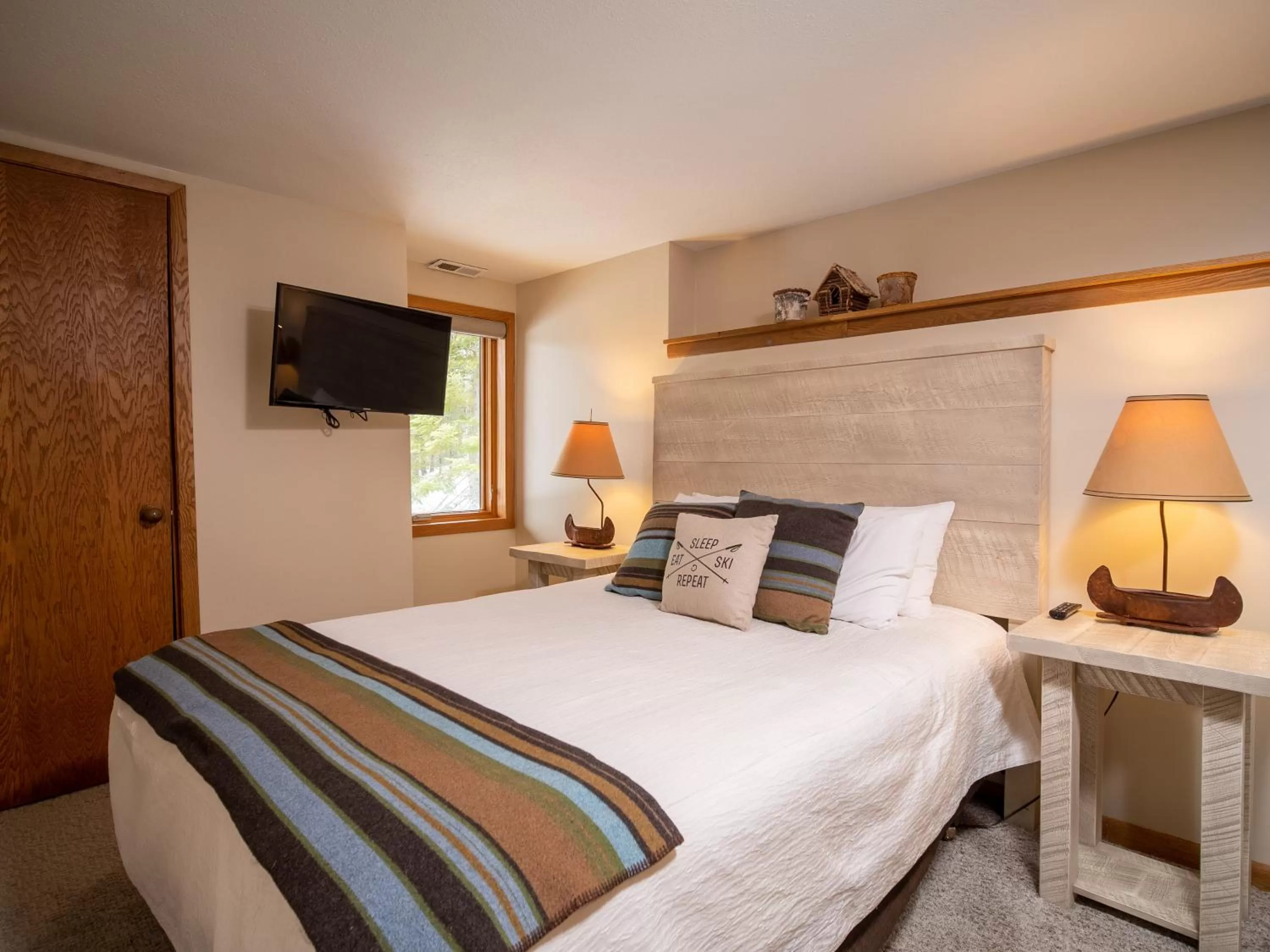 Bed in Caribou Highlands Lodge