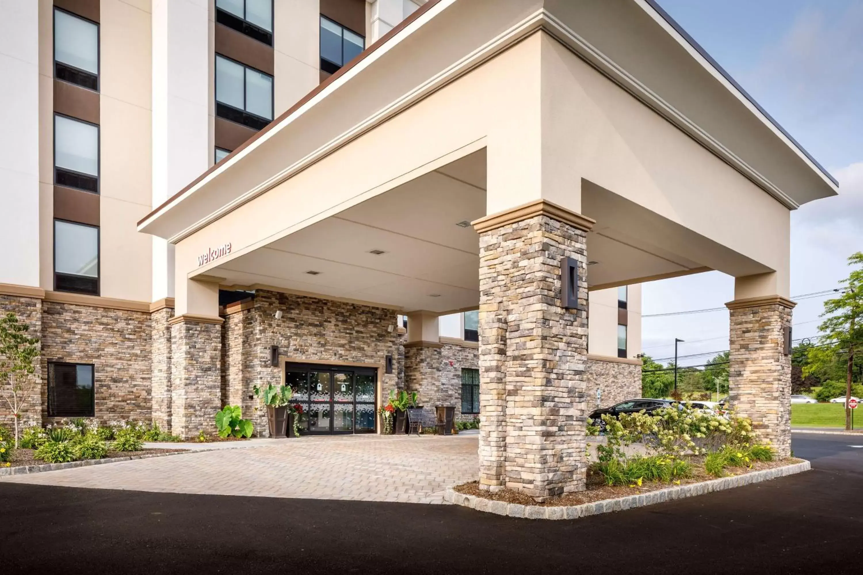 Property building in Hampton Inn By Hilton Paramus