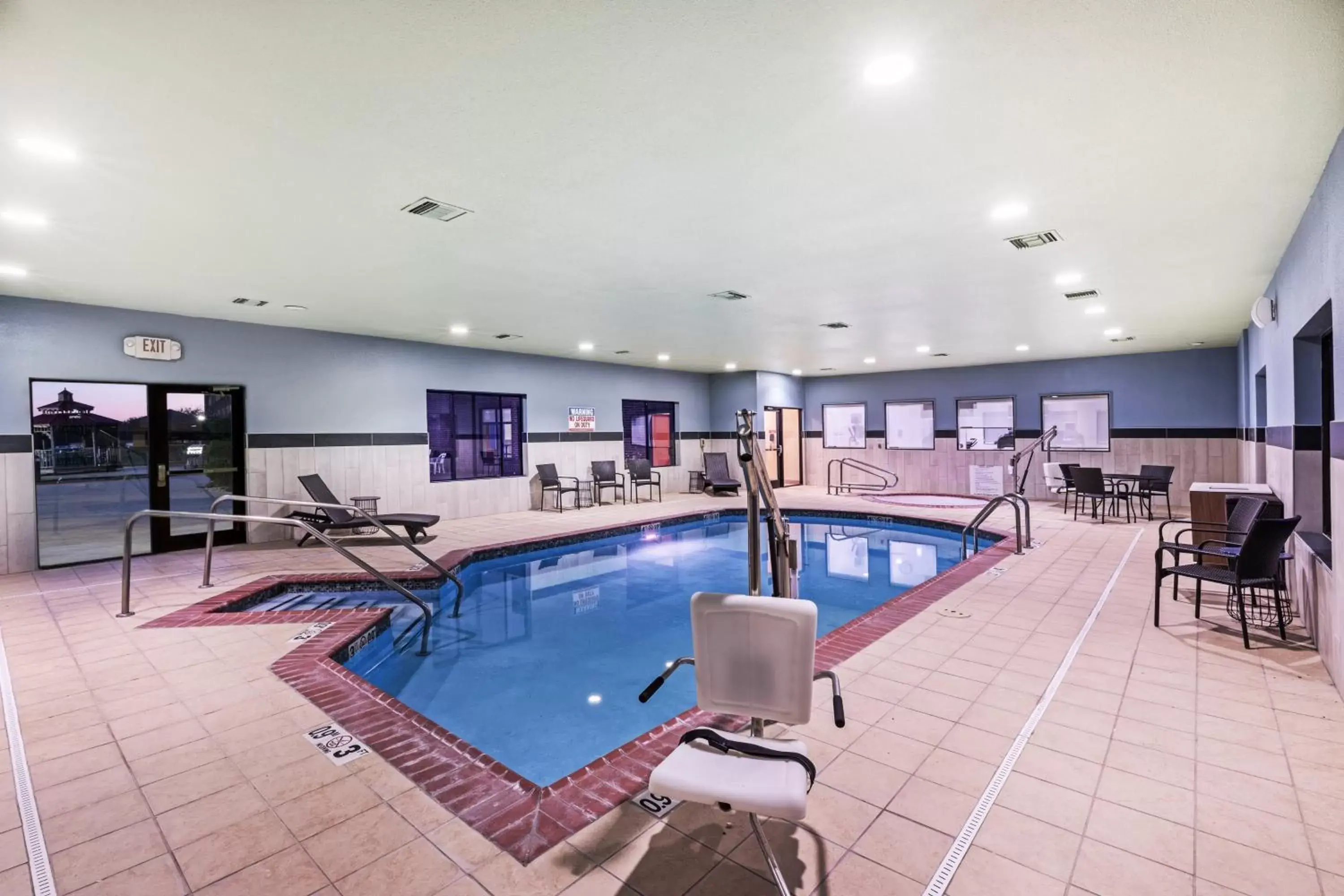 Swimming Pool in Holiday Inn Express and Suites Pryor, an IHG Hotel