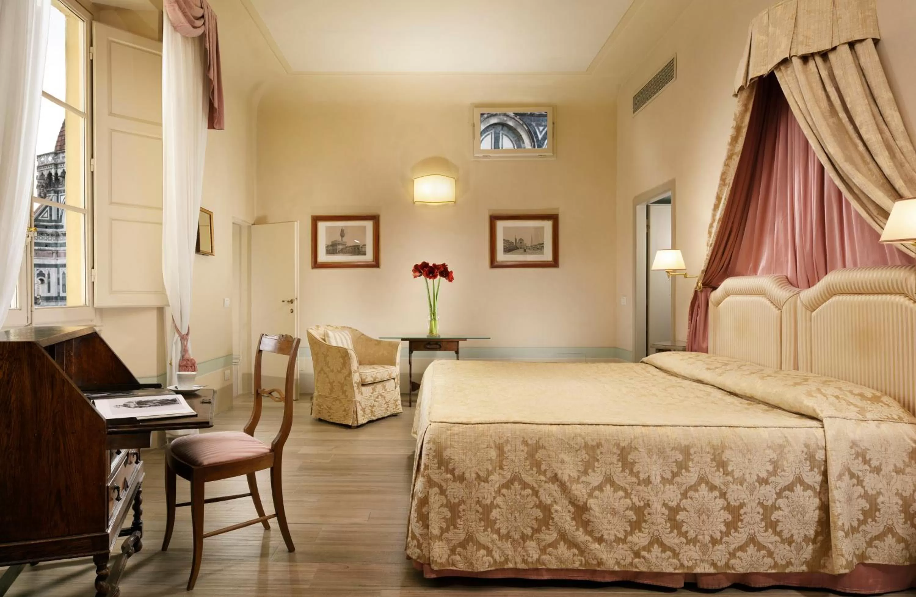 Photo of the whole room, Bed in Palazzo Niccolini al Duomo Residenza D'Epoca