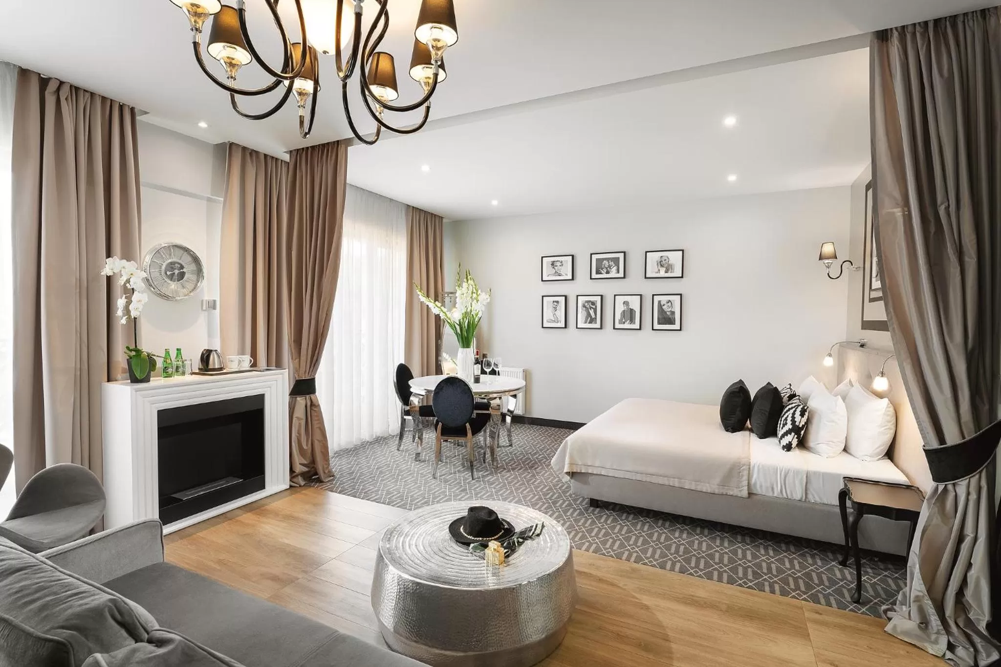 Seating area, Bed in Hotel Atelia