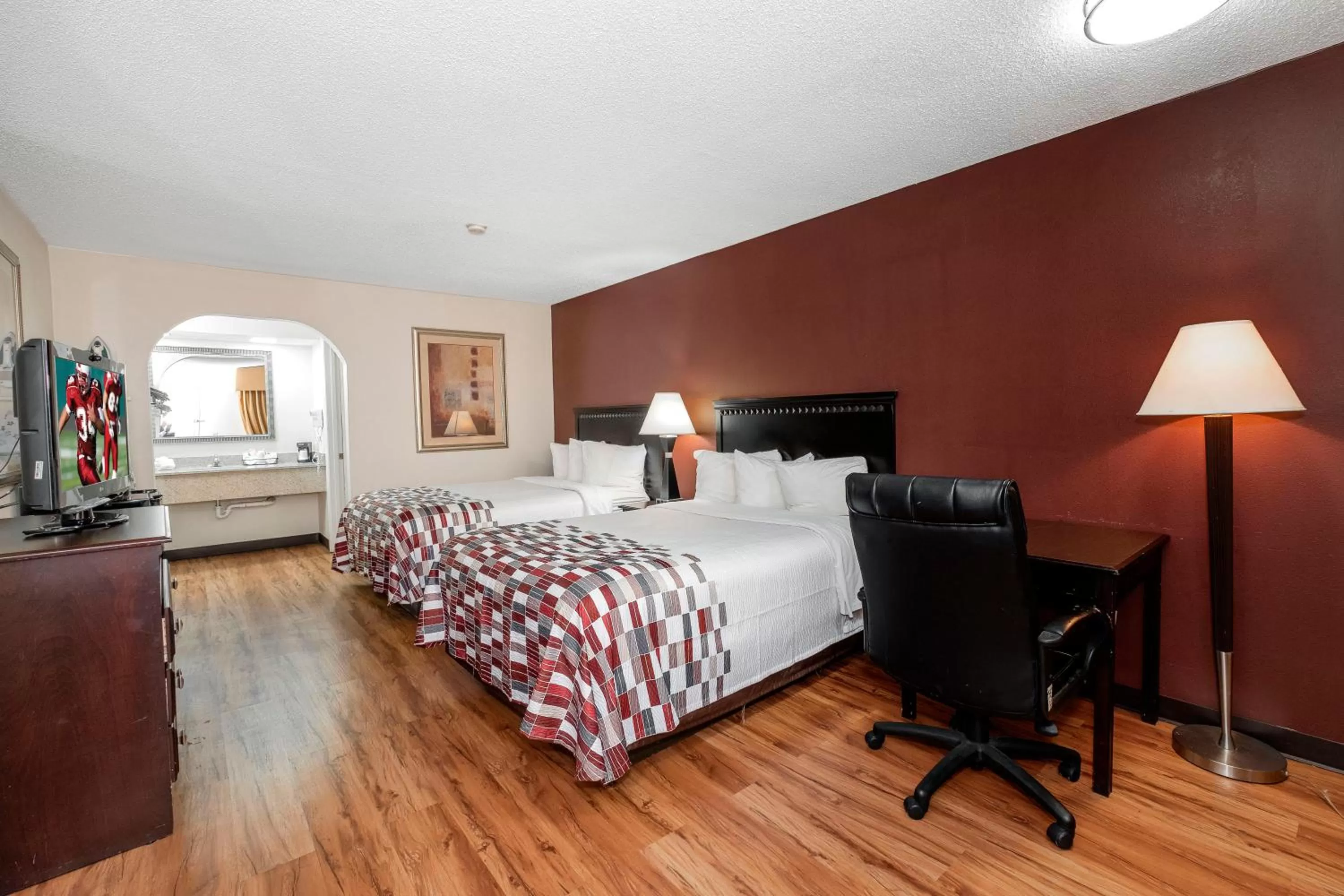 Photo of the whole room, Bed in Red Roof Inn & Suites Oxford