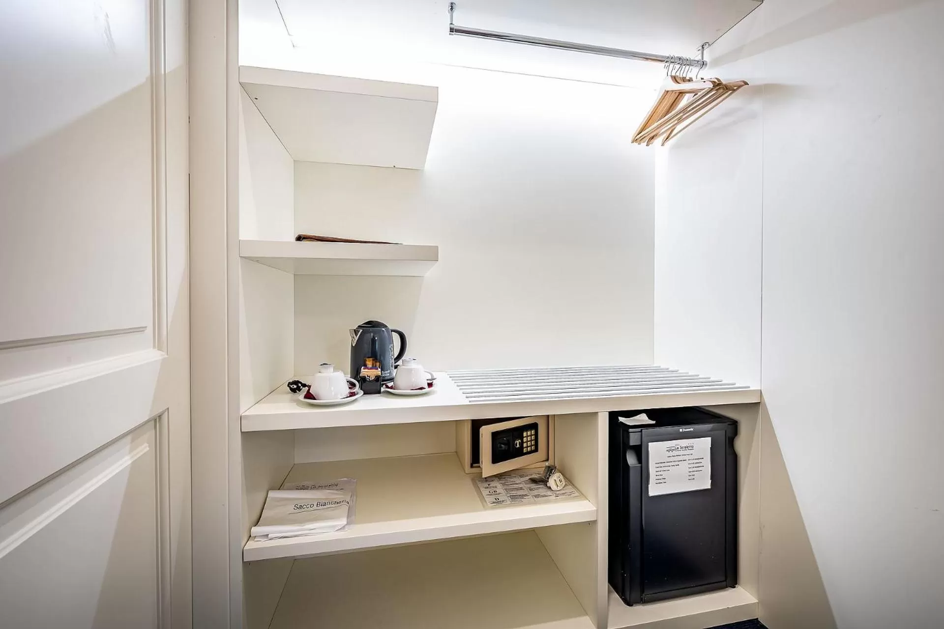 wardrobe in Hotel La Scaletta al Ponte Vecchio