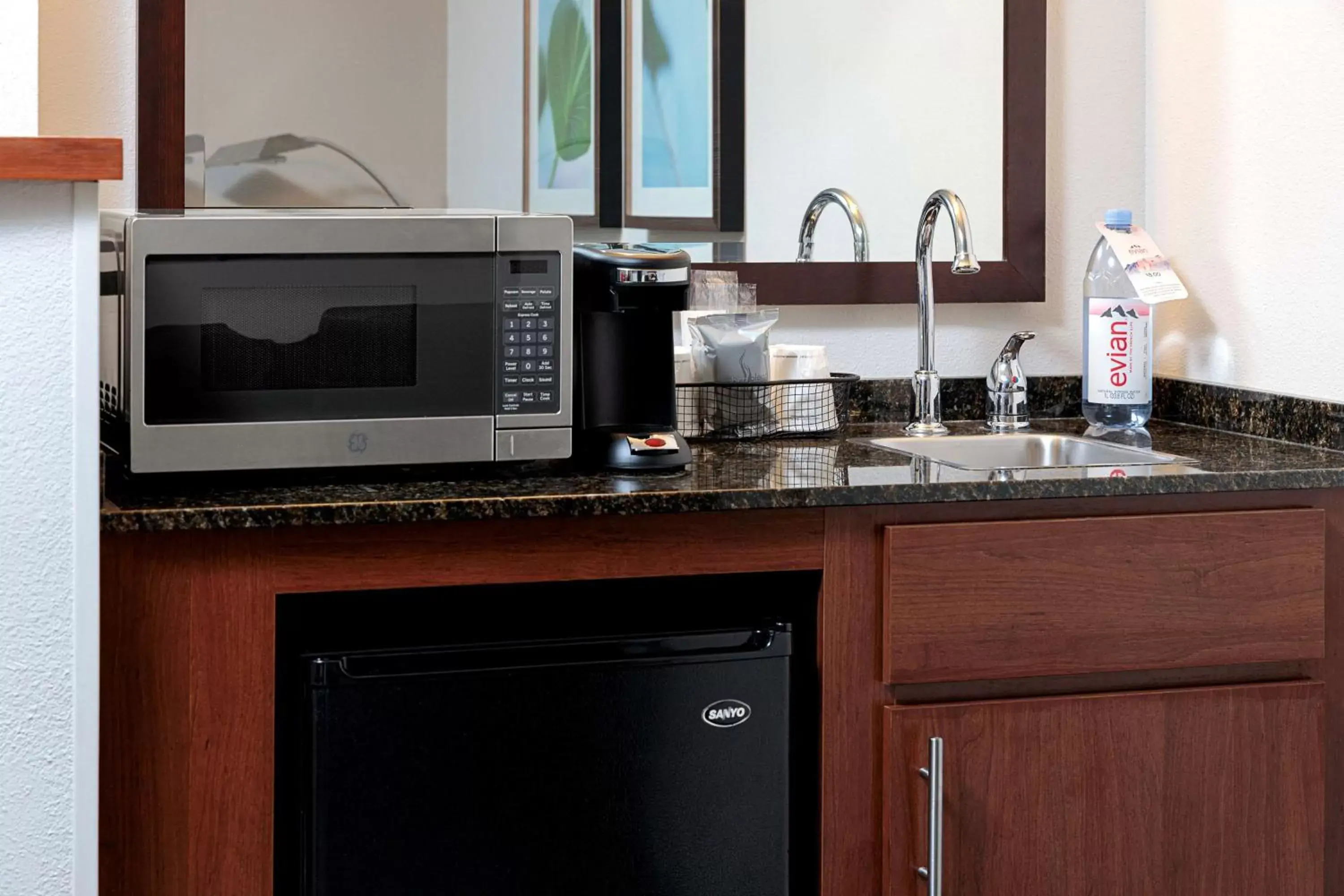 Photo of the whole room, Kitchen/Kitchenette in Hyatt Place Sacramento Rancho Cordova