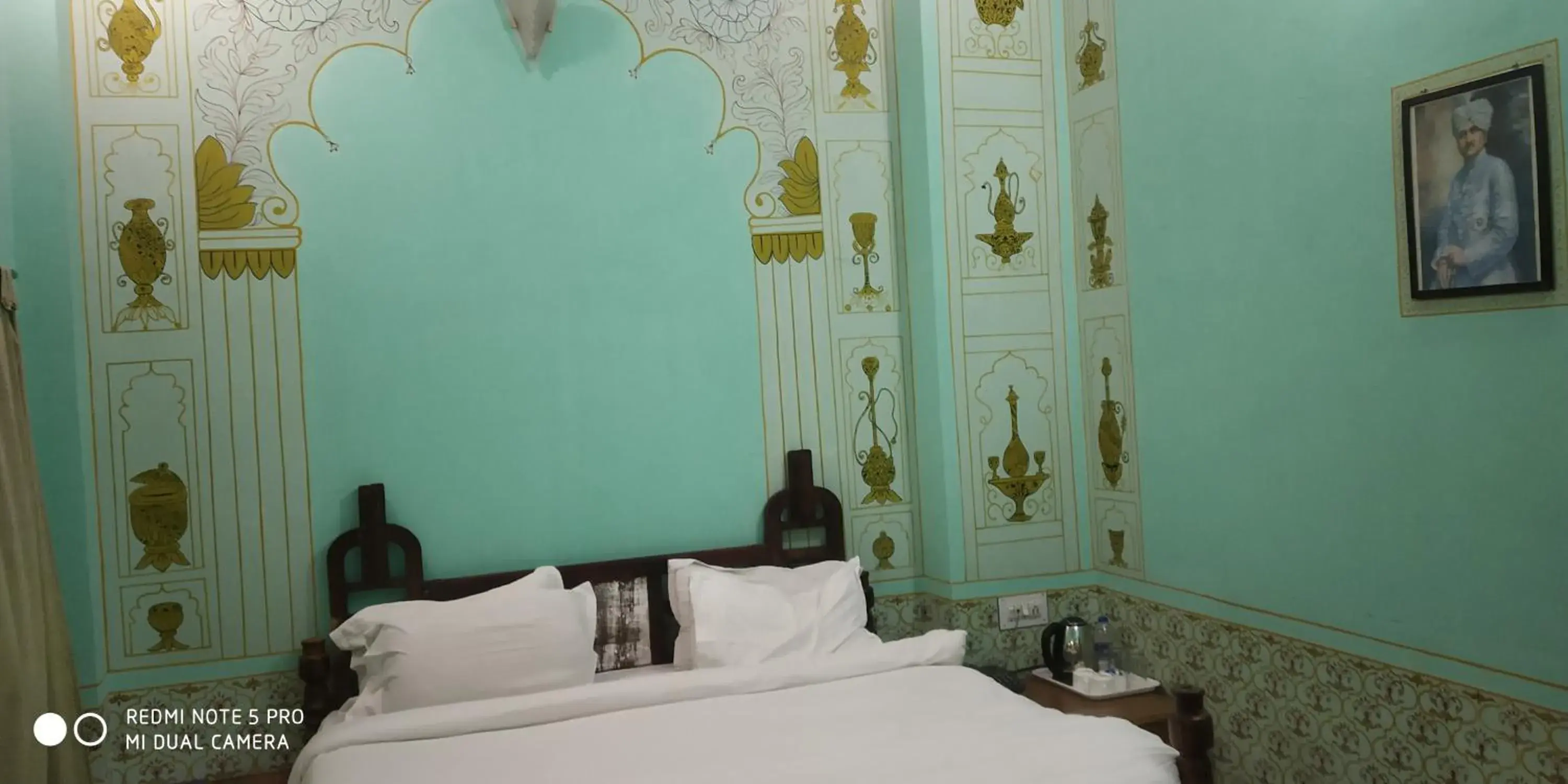 Bed in Krishna Prakash Heritage Haveli Hotel