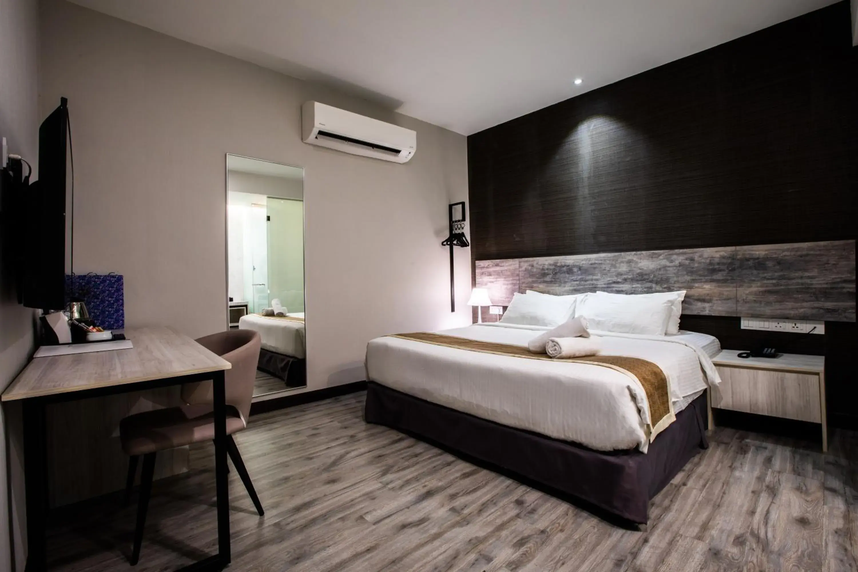 Photo of the whole room, Bed in The Leverage Business hotel (Skudai)