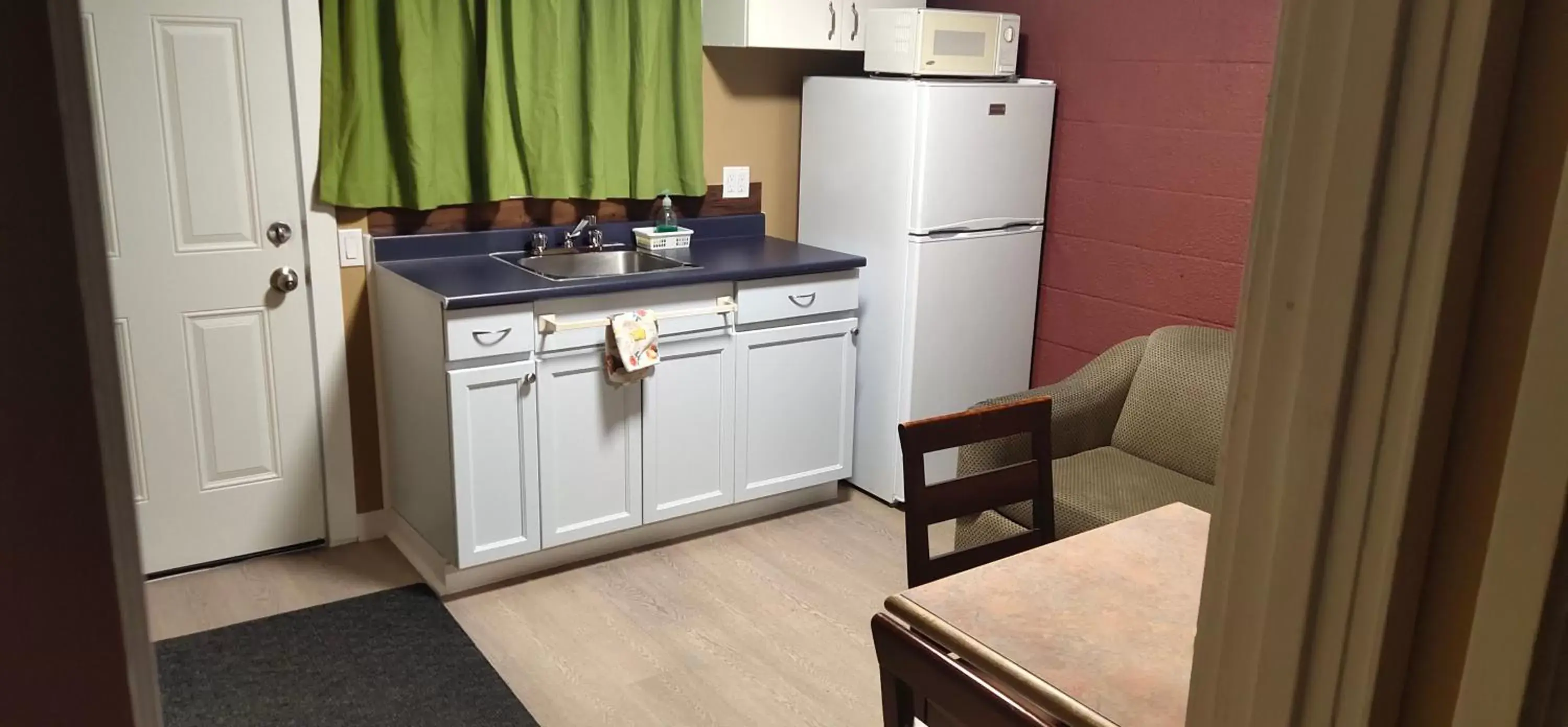 Kitchen/Kitchenette in Gold Pan Motel