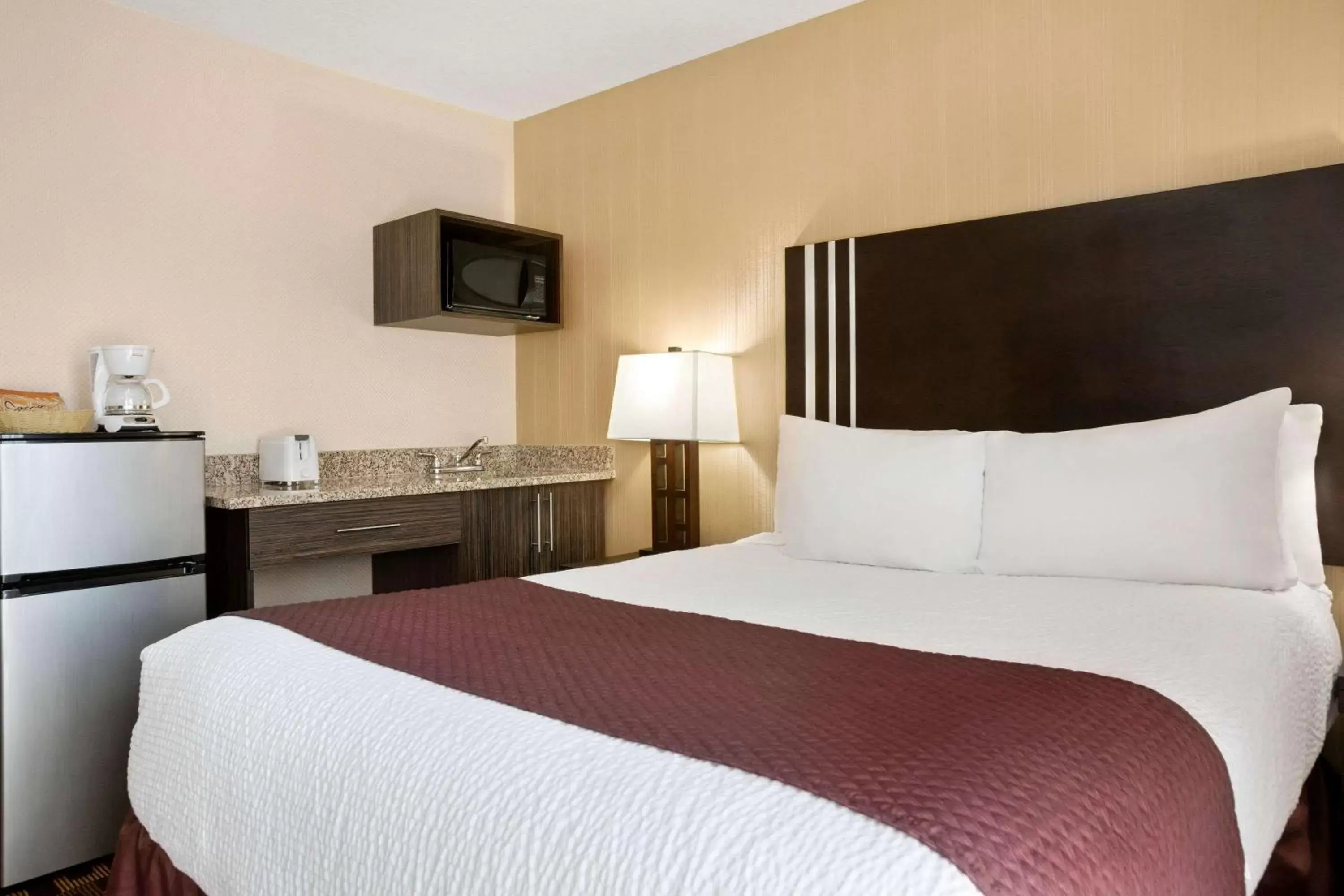 Photo of the whole room, Bed in Days Inn by Wyndham Sylvan Lake