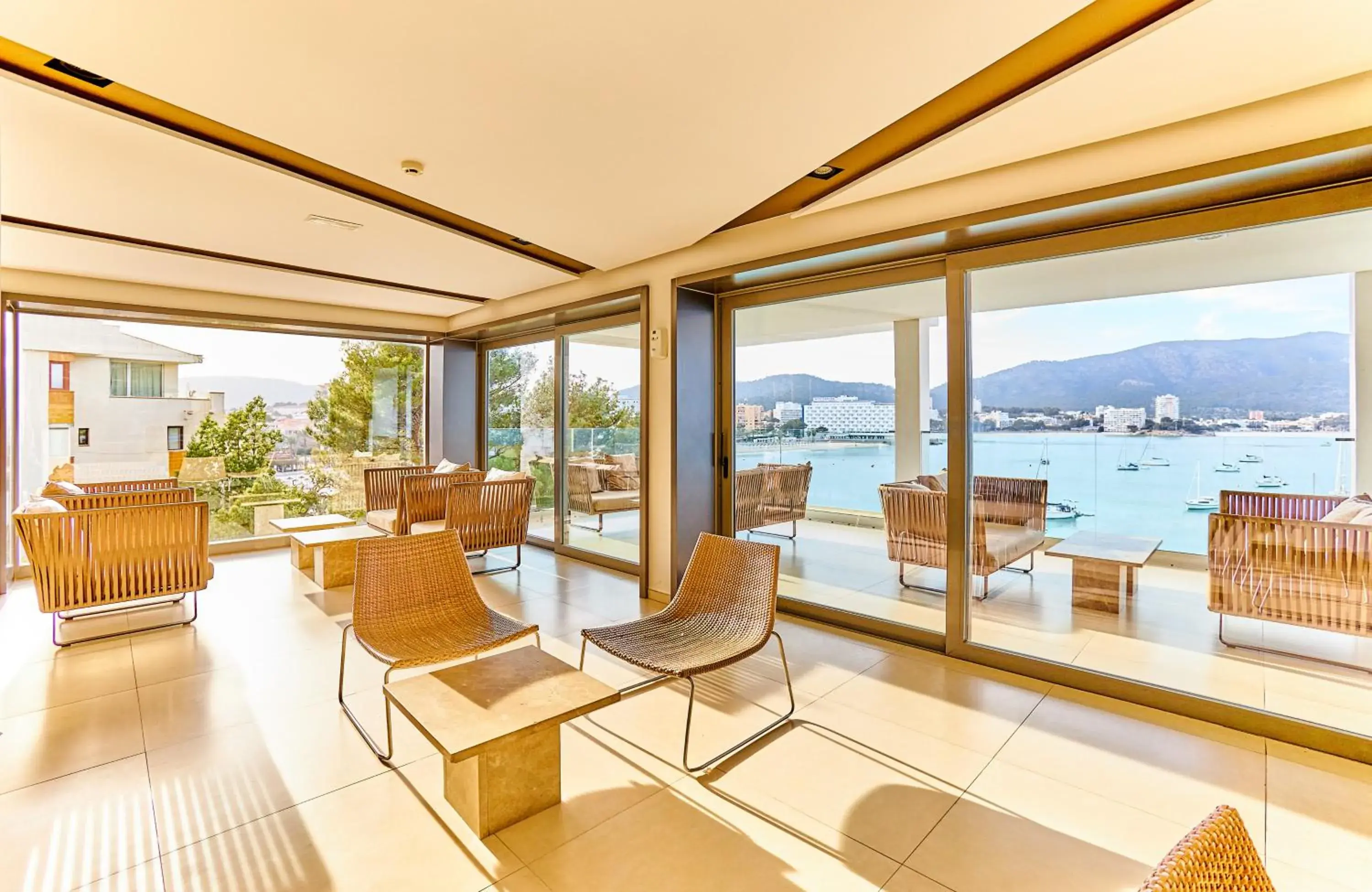 Seating area in Leonardo Royal Hotel Mallorca