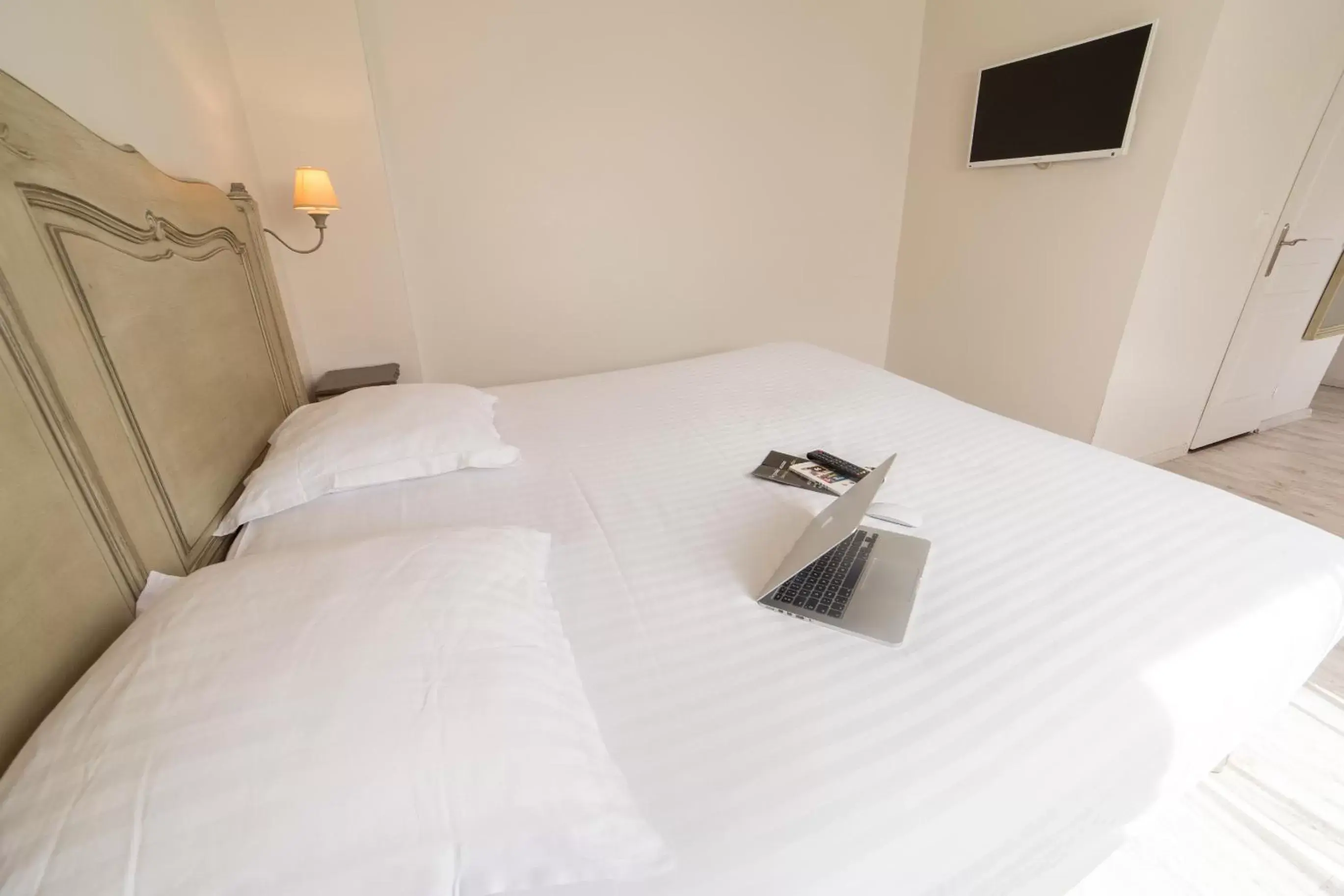 Bedroom in The Originals Boutique, Hôtel Les Poèmes de Chartres (Inter-Hotel)