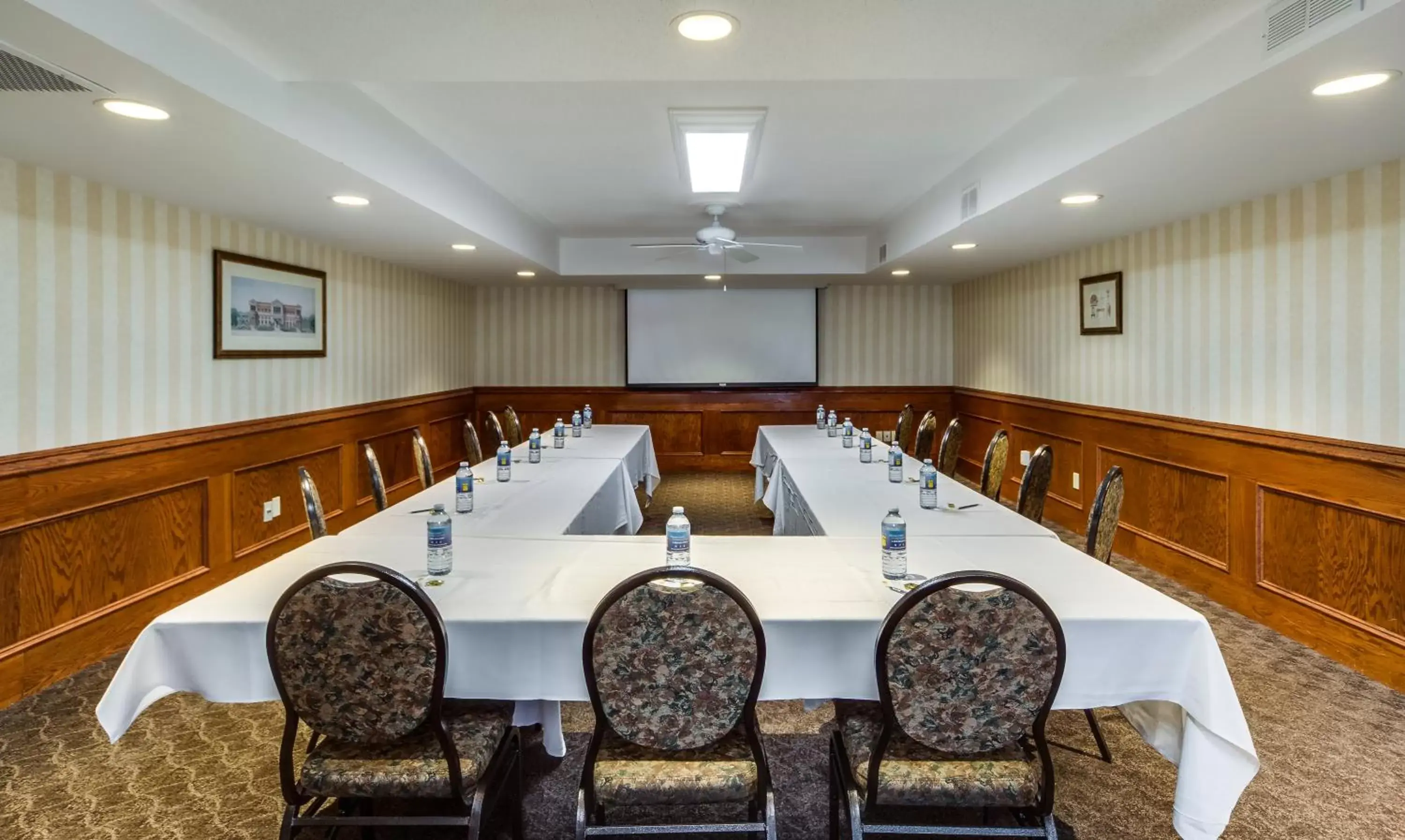 Meeting/conference room in Monte Carlo Inn Oakville Suites