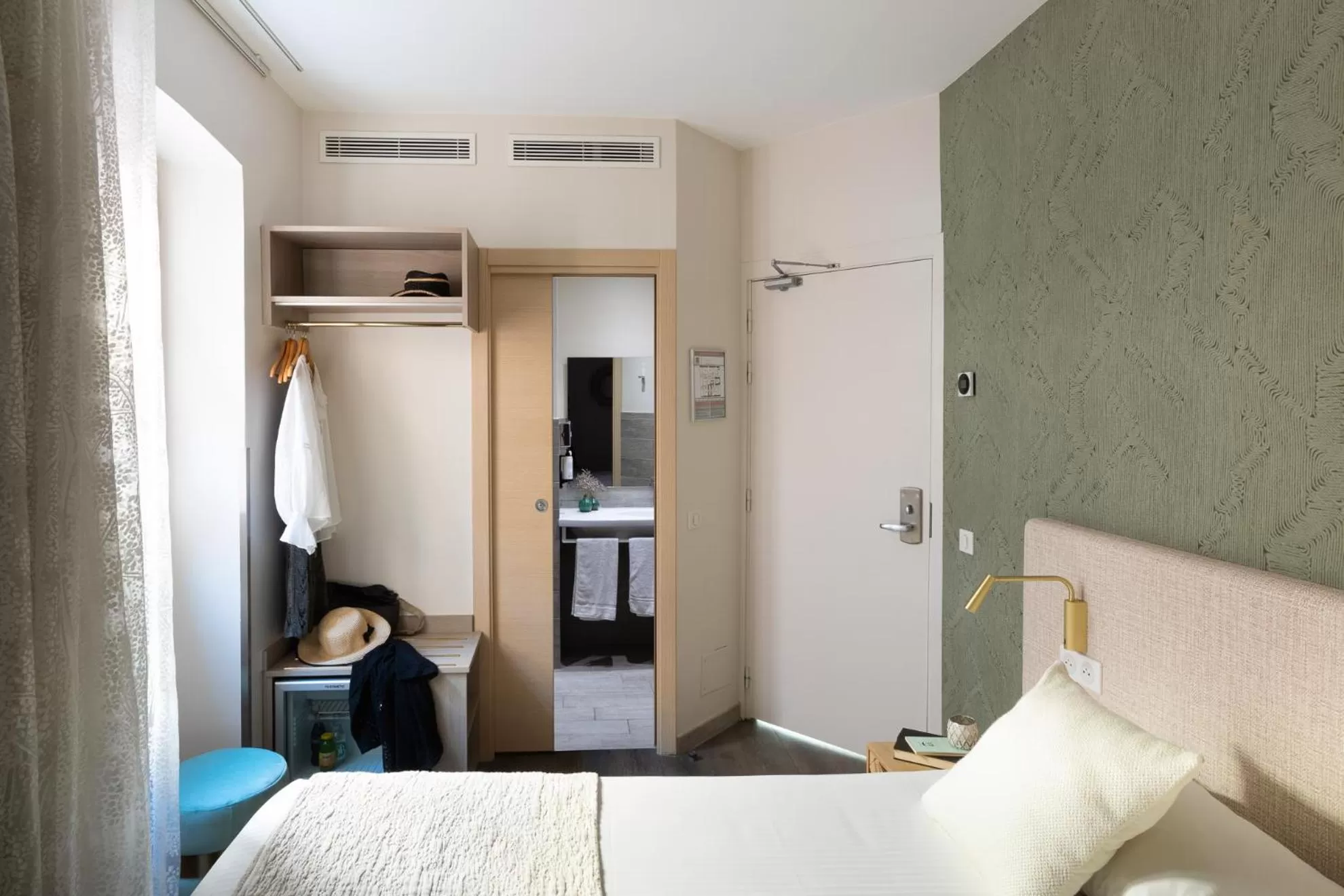 Bed in Best Western Hotel du Roy d'Aragon