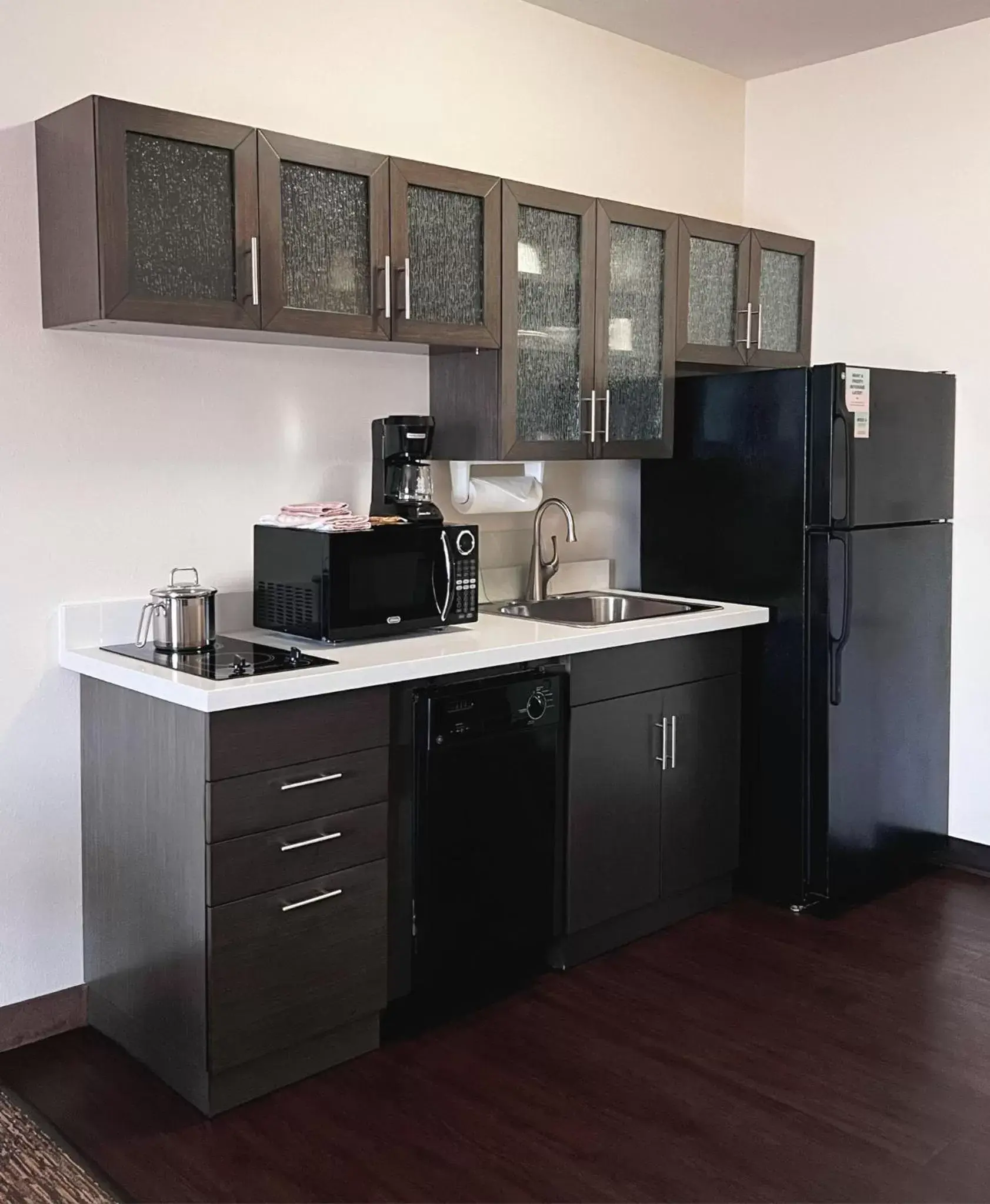 Kitchen/Kitchenette in Candlewood Suites Olathe, an IHG Hotel