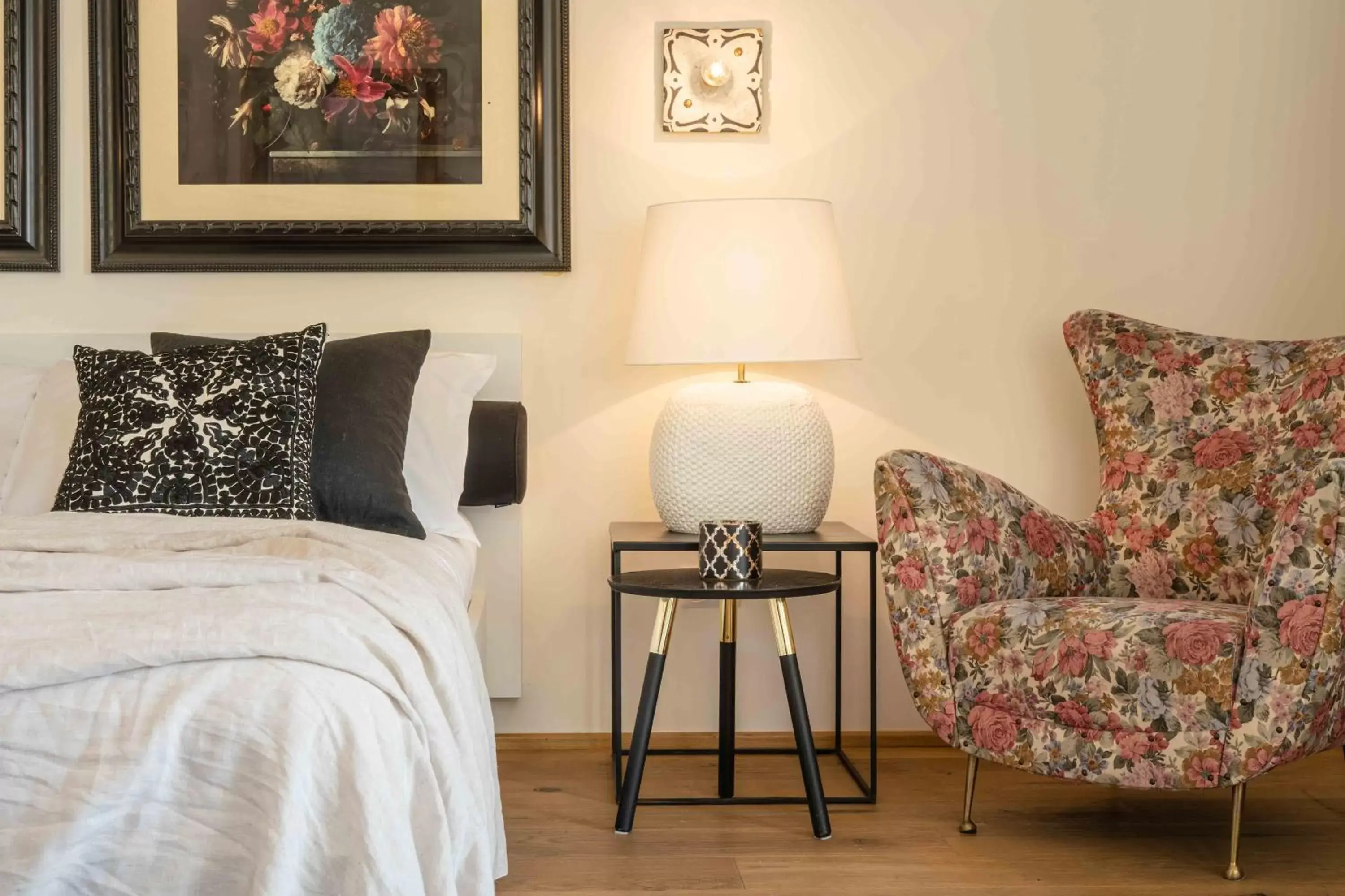 Bed, Seating Area in CasaVostra - Ambience Suites