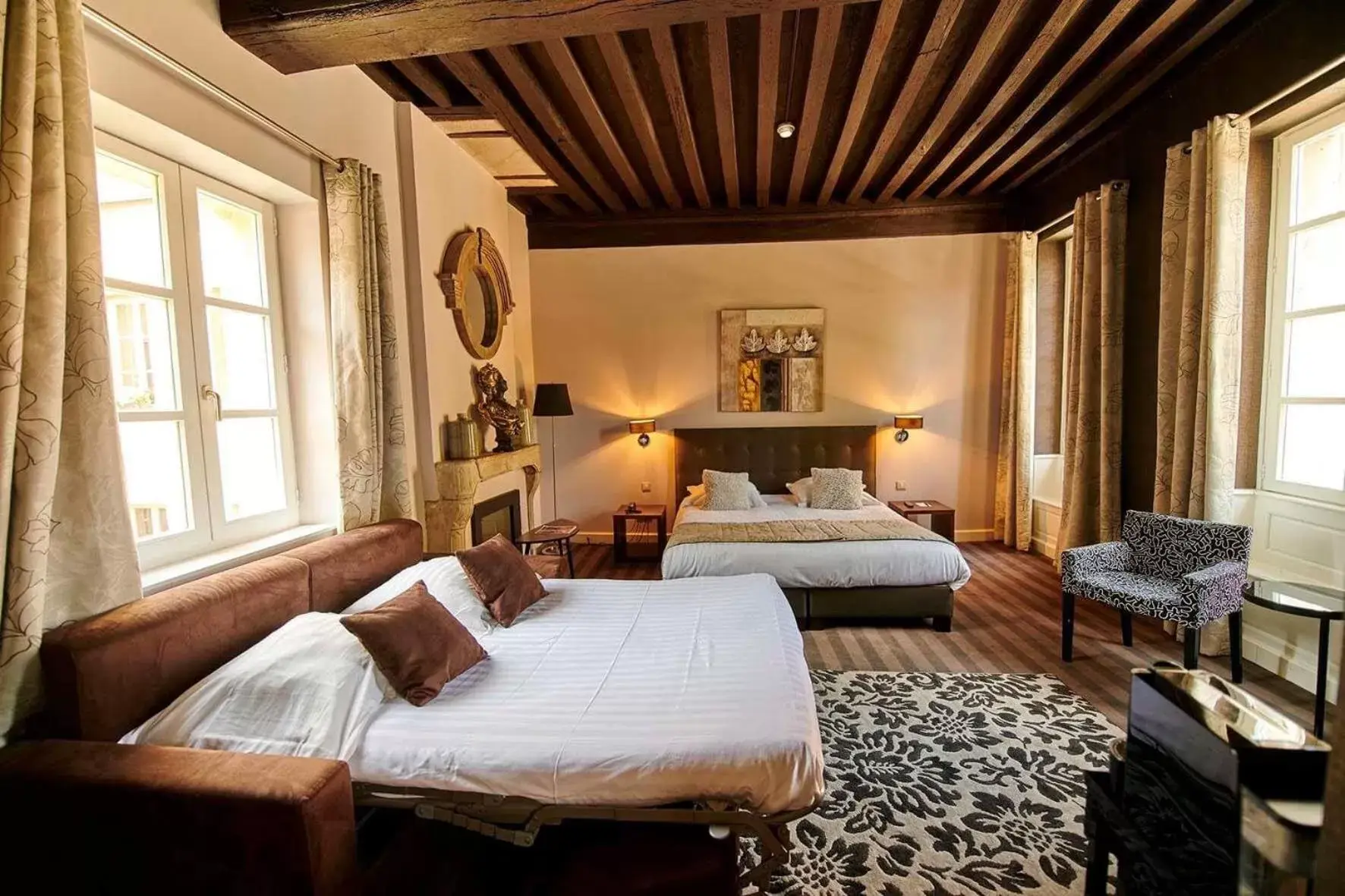 Bed in Maison Philippe Le Bon, Les Collectionneurs