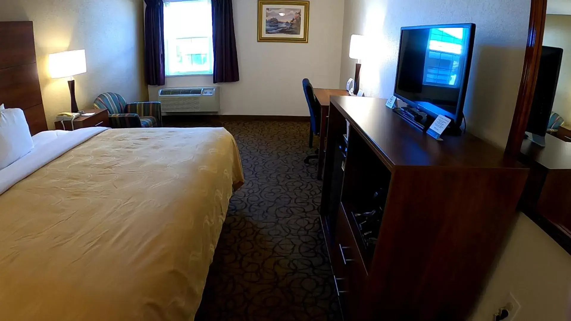 Bedroom, TV/Entertainment Center in Quality Inn & Suites