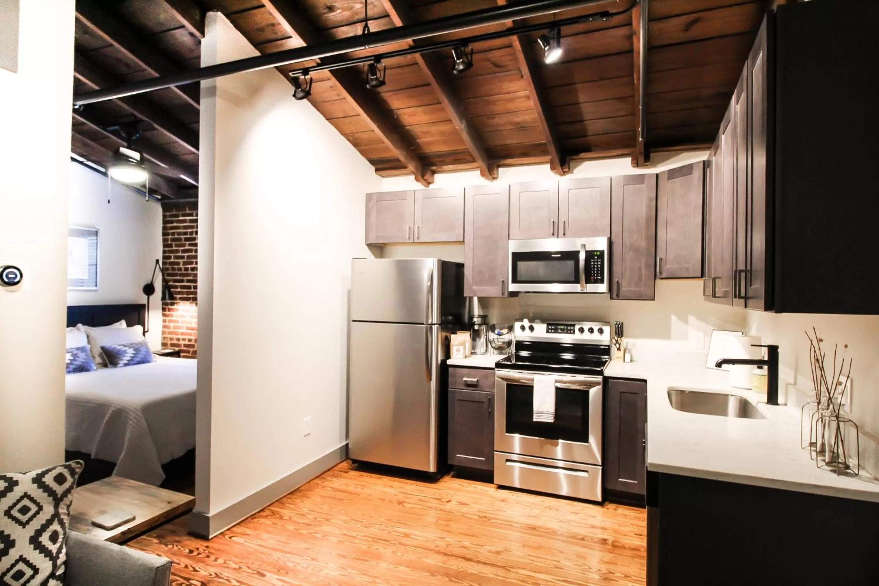 Kitchen or kitchenette, Bed in The Lofts at Downtown Salem