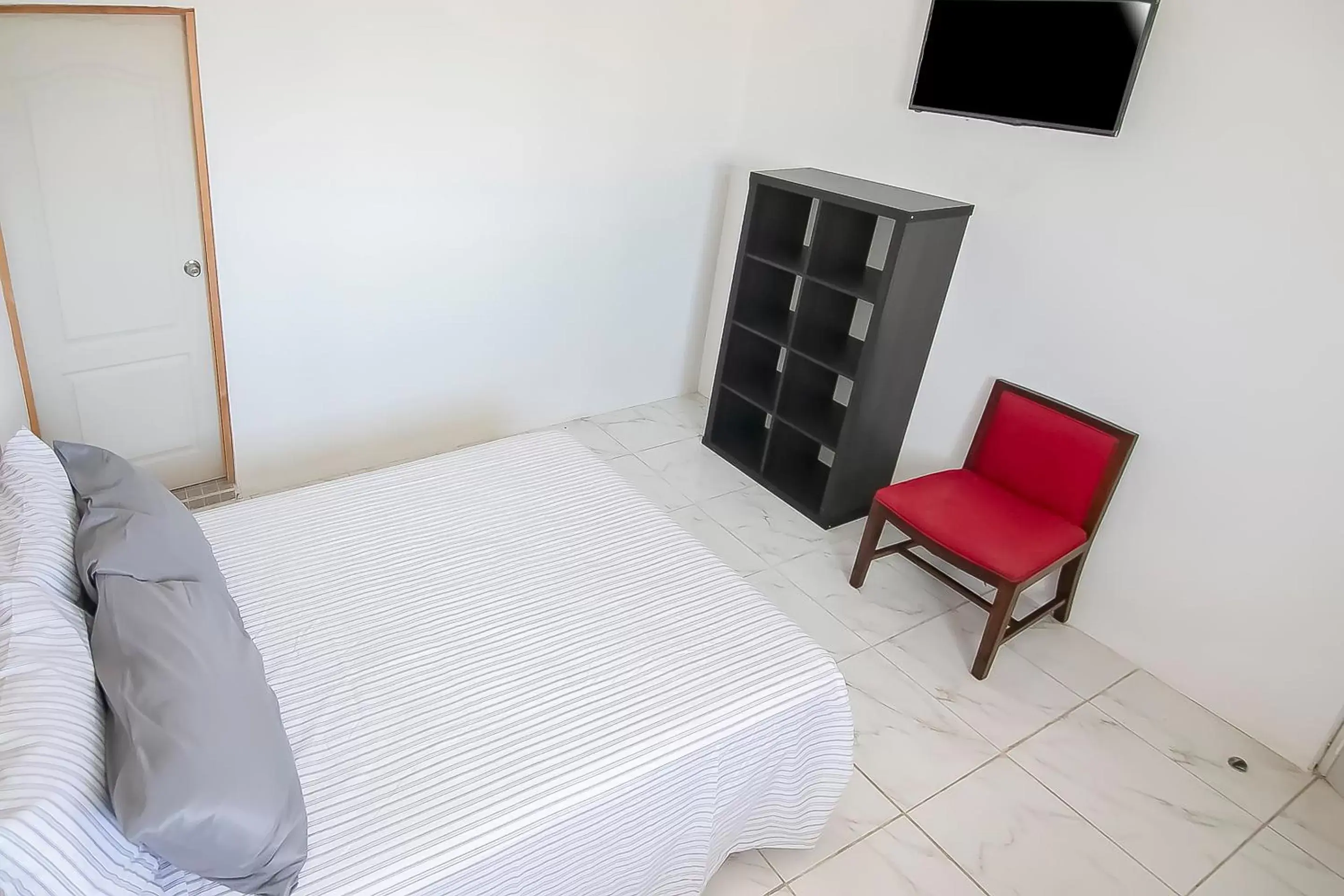 Bedroom, Bed in OYO Hotel Plaza Las Torres, Cabo San Lucas