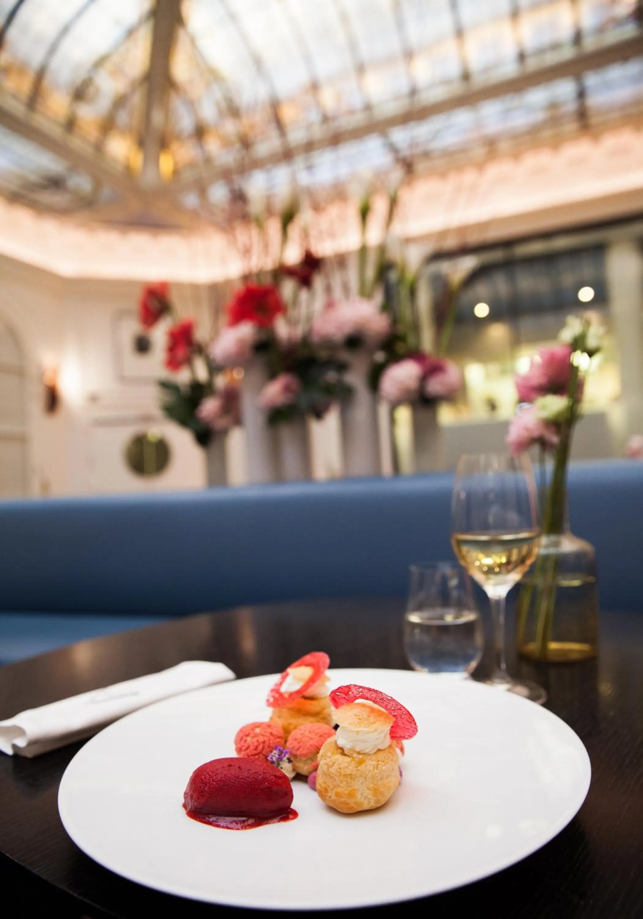 Restaurant/places to eat in Hôtel Vernet Champs Elysées Paris