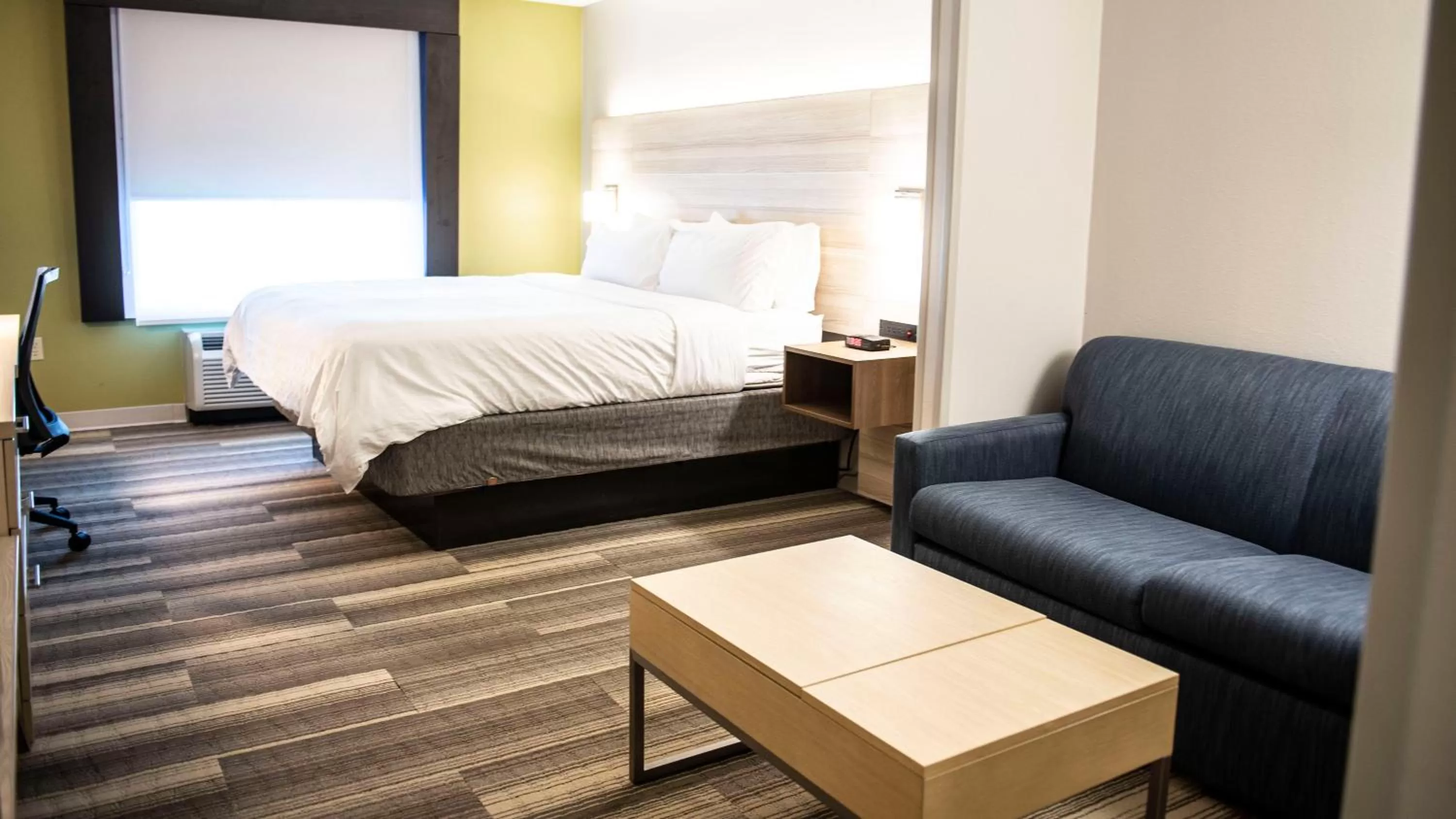 Photo of the whole room, Bed in Holiday Inn Express Hotel & Suites Sedalia by IHG