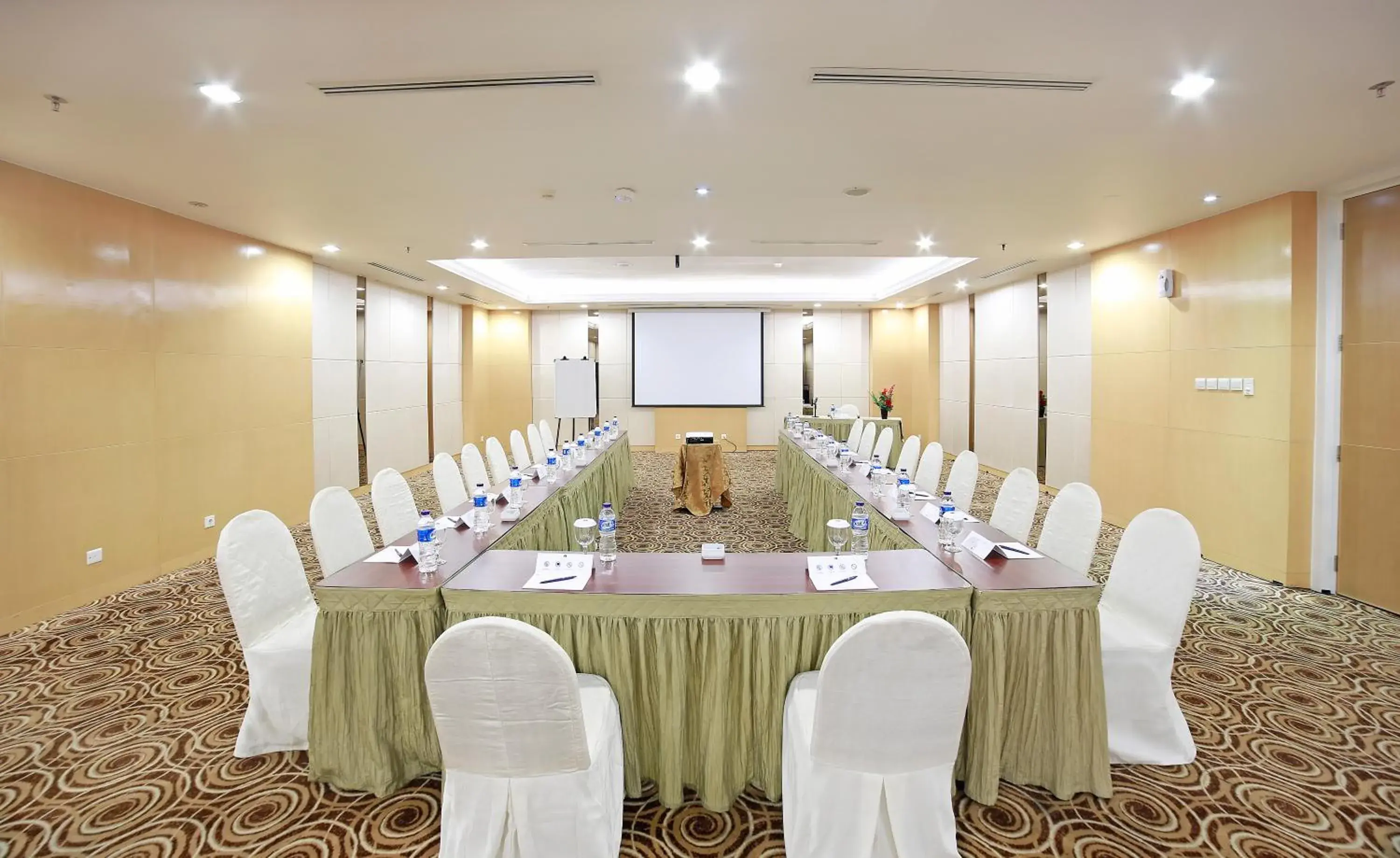 Meeting/conference room in All Sedayu Hotel Kelapa Gading