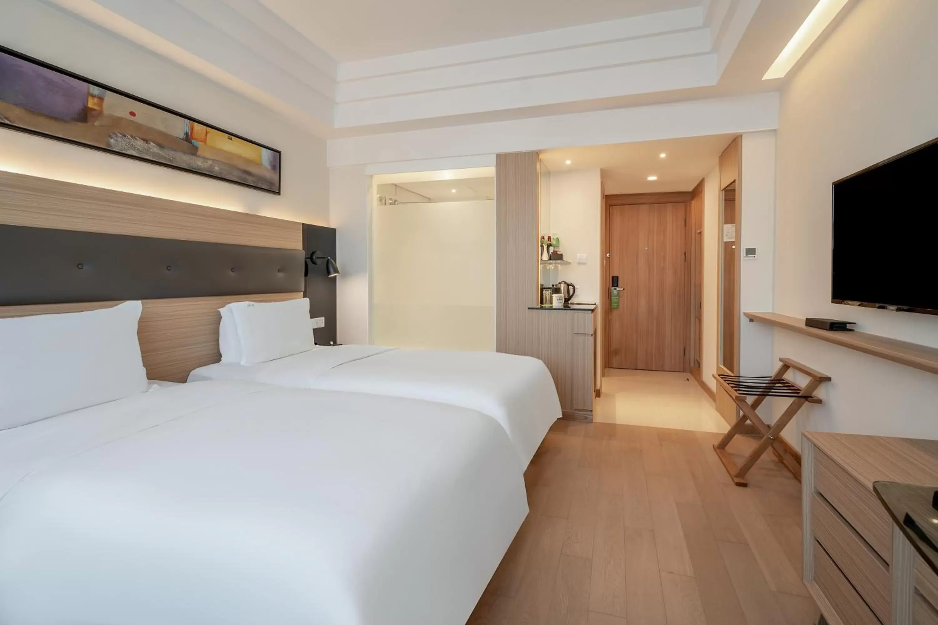 Bed in Holiday Inn Shanghai Hongqiao Central, an IHG Hotel Bed in Holiday Inn Shanghai Hongqiao Central, an IHG Hotel