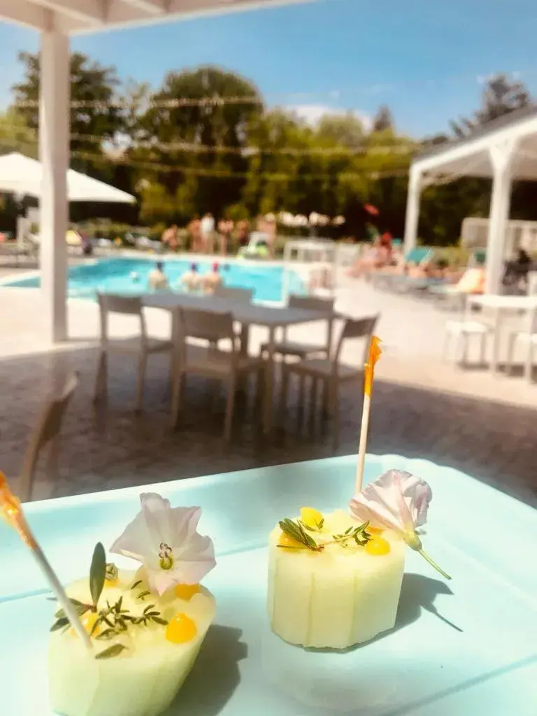 Swimming Pool in Hotel Santacroce Meeting