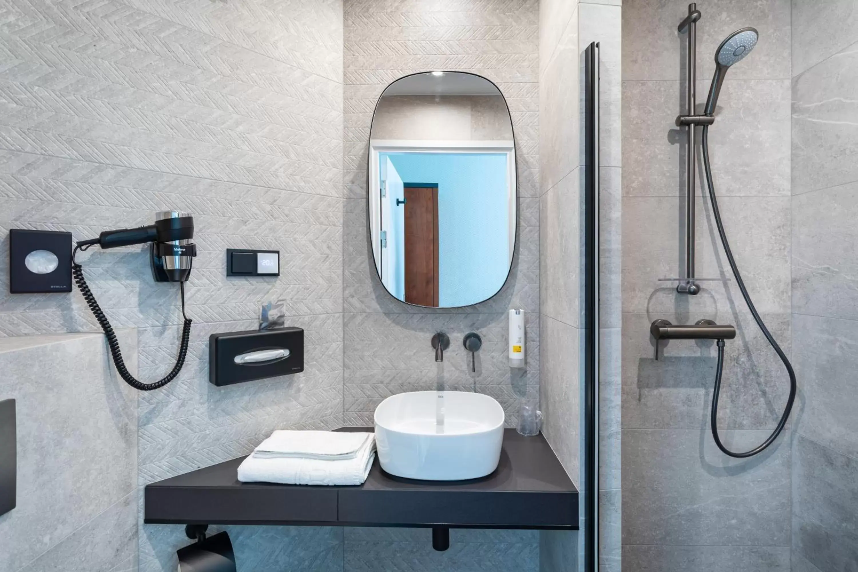 Shower, Bathroom in Qubus Hotel Zielona Góra