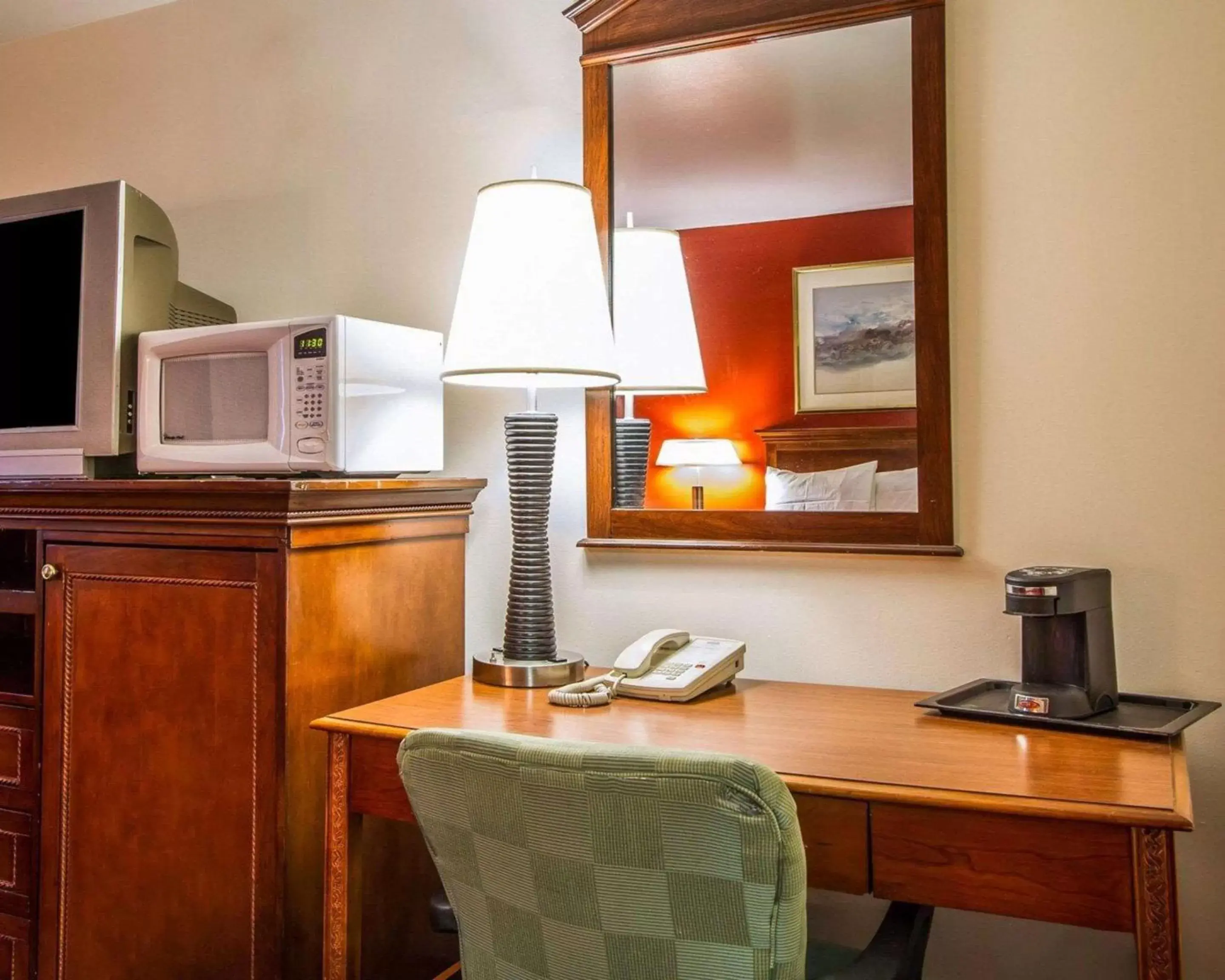 Photo of the whole room, Kitchen/Kitchenette in Rodeway Inn & Suites Brunswick near Hwy 1