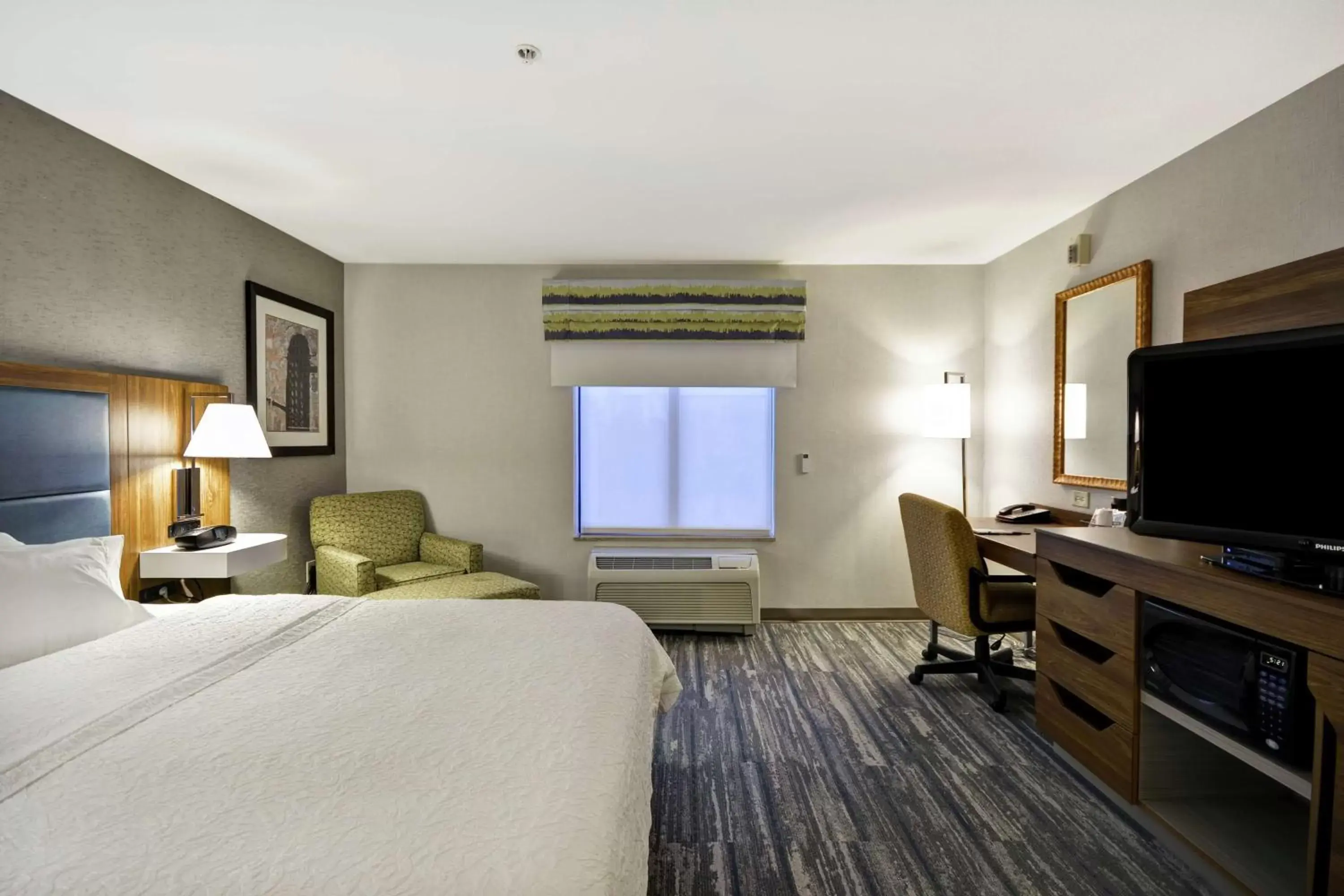 Bedroom, TV/Entertainment Center in Hampton Inn & Suites Yuma