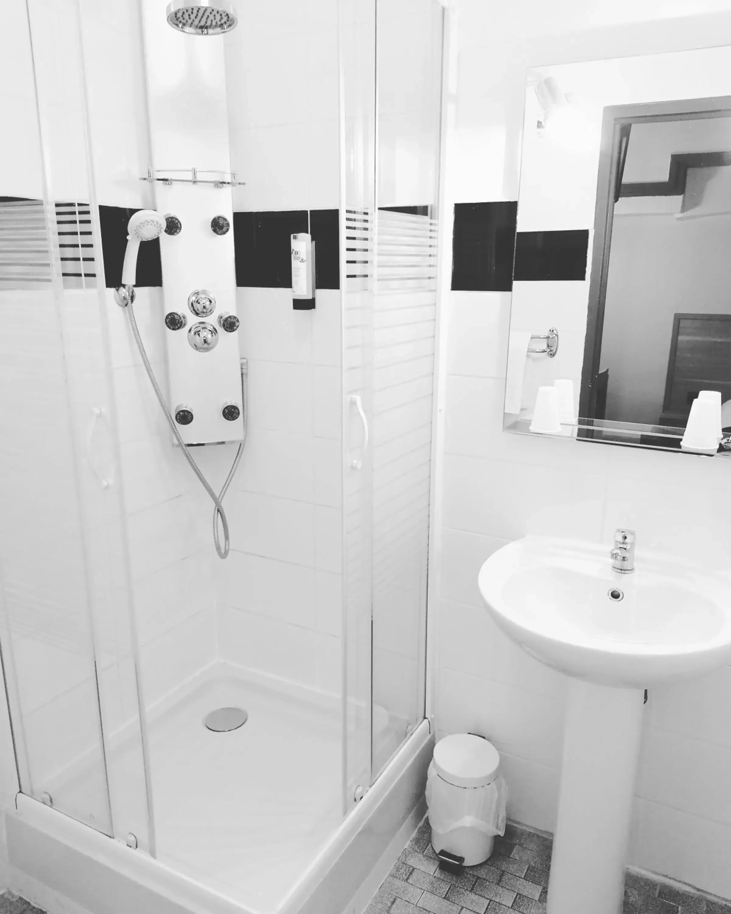 Property building, Bathroom in Logis Hôtel Saint Jacques