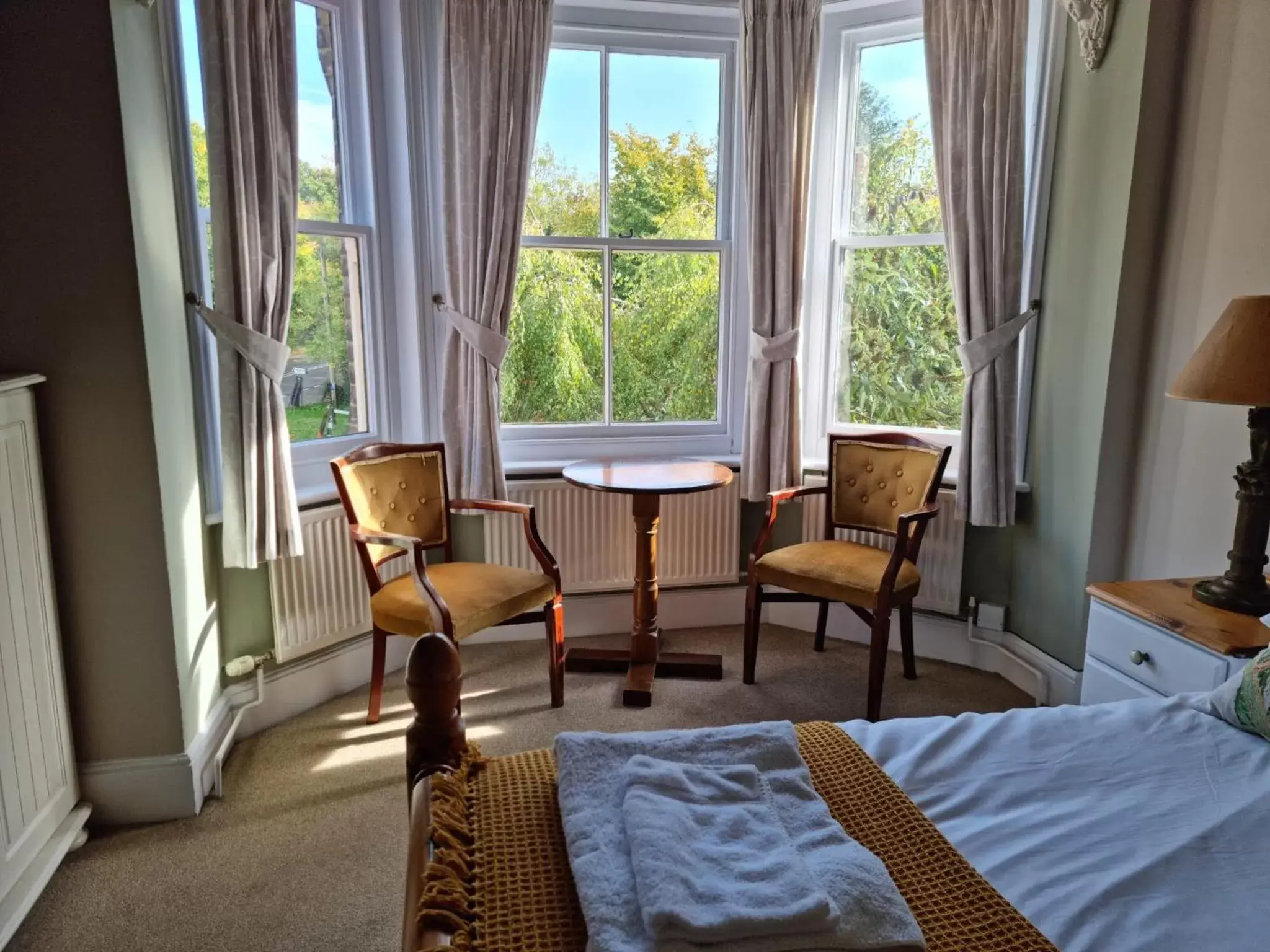 Bed, Seating Area in The Three Horseshoes East Worldham