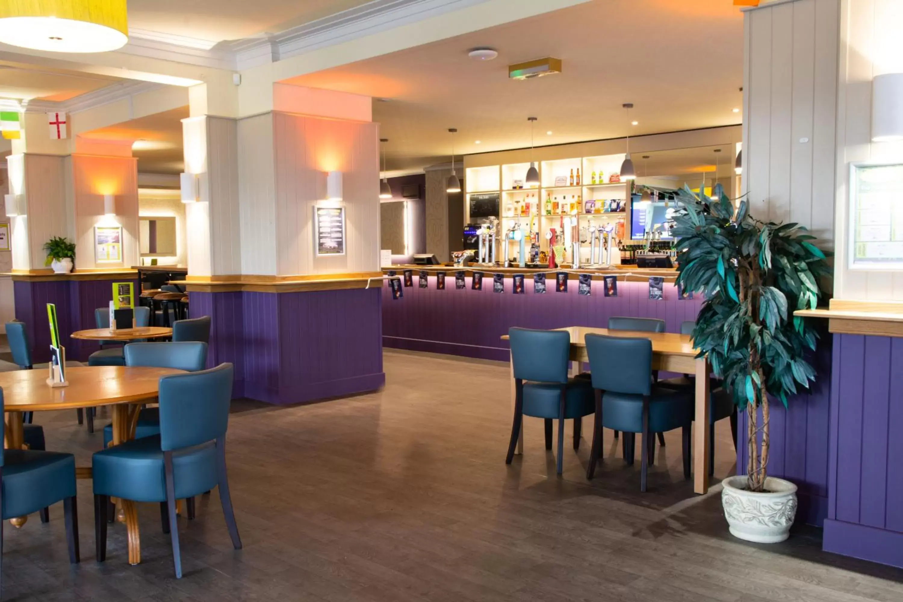Lounge or bar, Restaurant/Places to Eat in TLH Derwent Hotel - TLH Leisure, Entertainment and Spa Resort