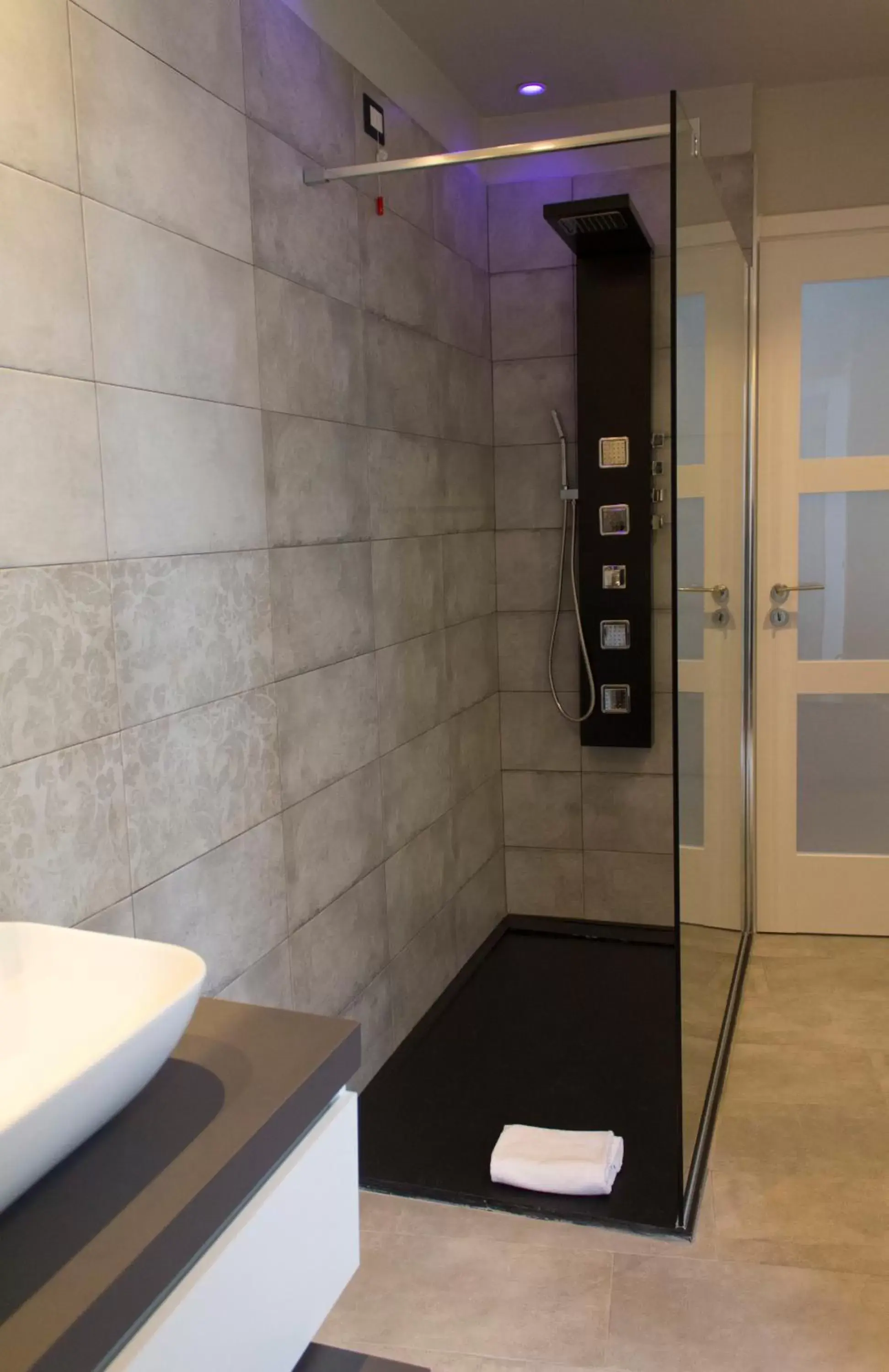 Shower, Bathroom in Hotel Europa Varese