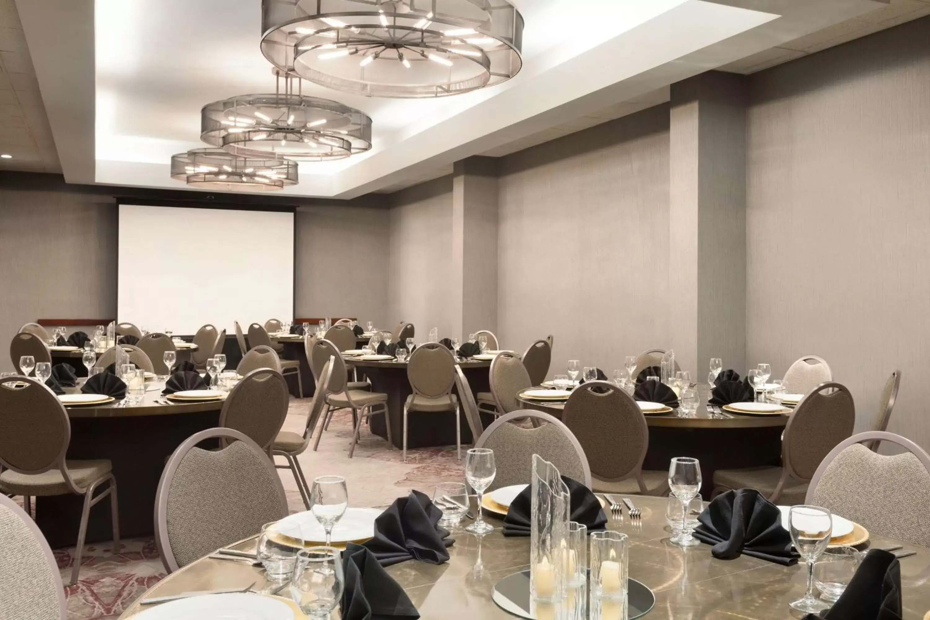 Meeting/conference room, Restaurant/Places to Eat in Embassy Suites by Hilton Irvine Orange County Airport