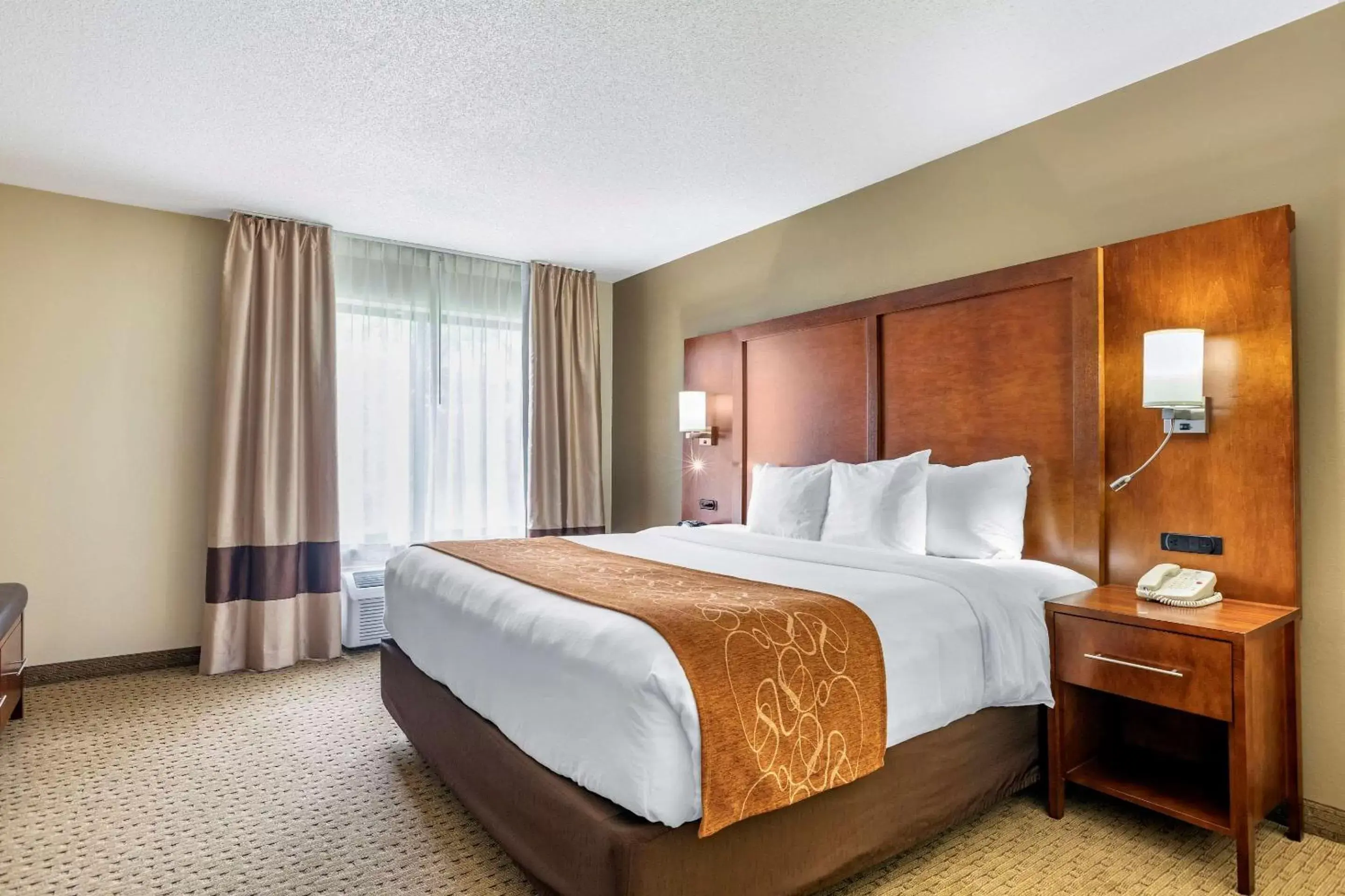 Photo of the whole room, Bed in Comfort Suites Grand Rapids North Photo of the whole room, Bed in Comfort Suites Grand Rapids North