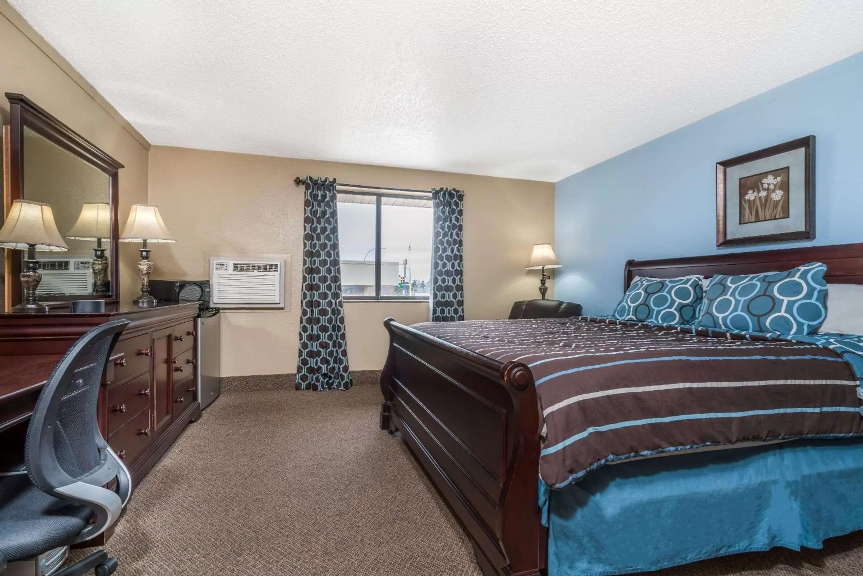 Photo of the whole room, Bed in Super 8 by Wyndham Bismarck