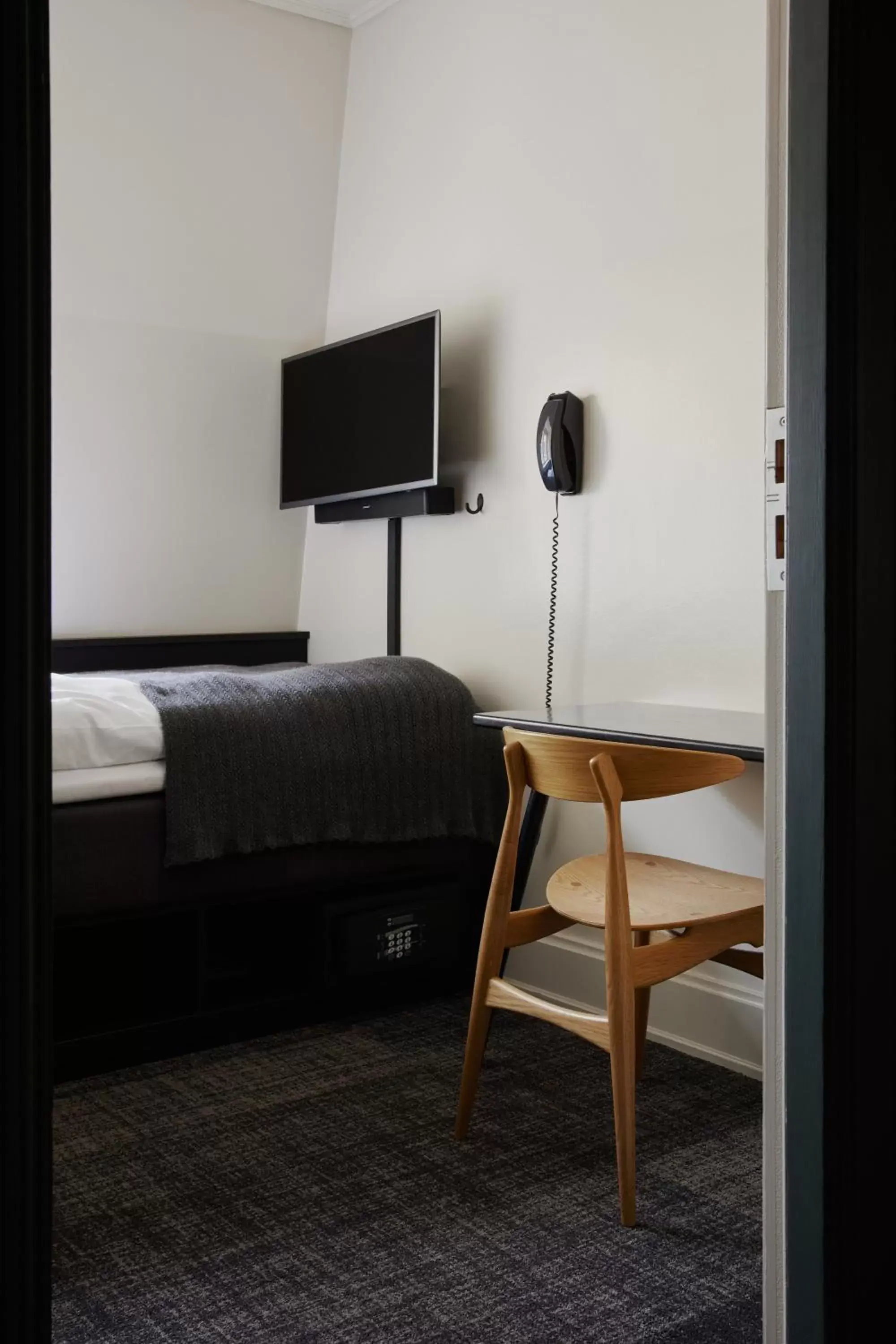 Bed, TV/Entertainment Center in Hotel Danmark by Brøchner Hotels