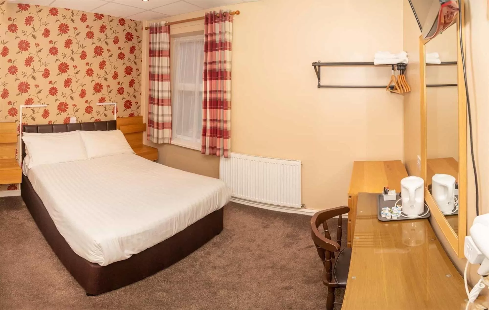 Bedroom, Bed in The Lawton