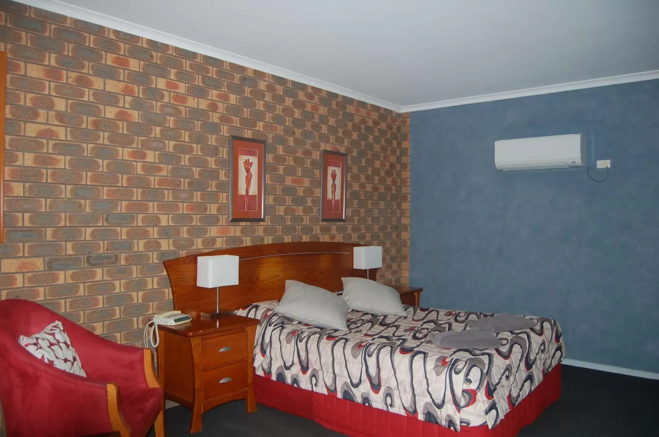 Bedroom, Bed in Horsham Mid City Court Motel