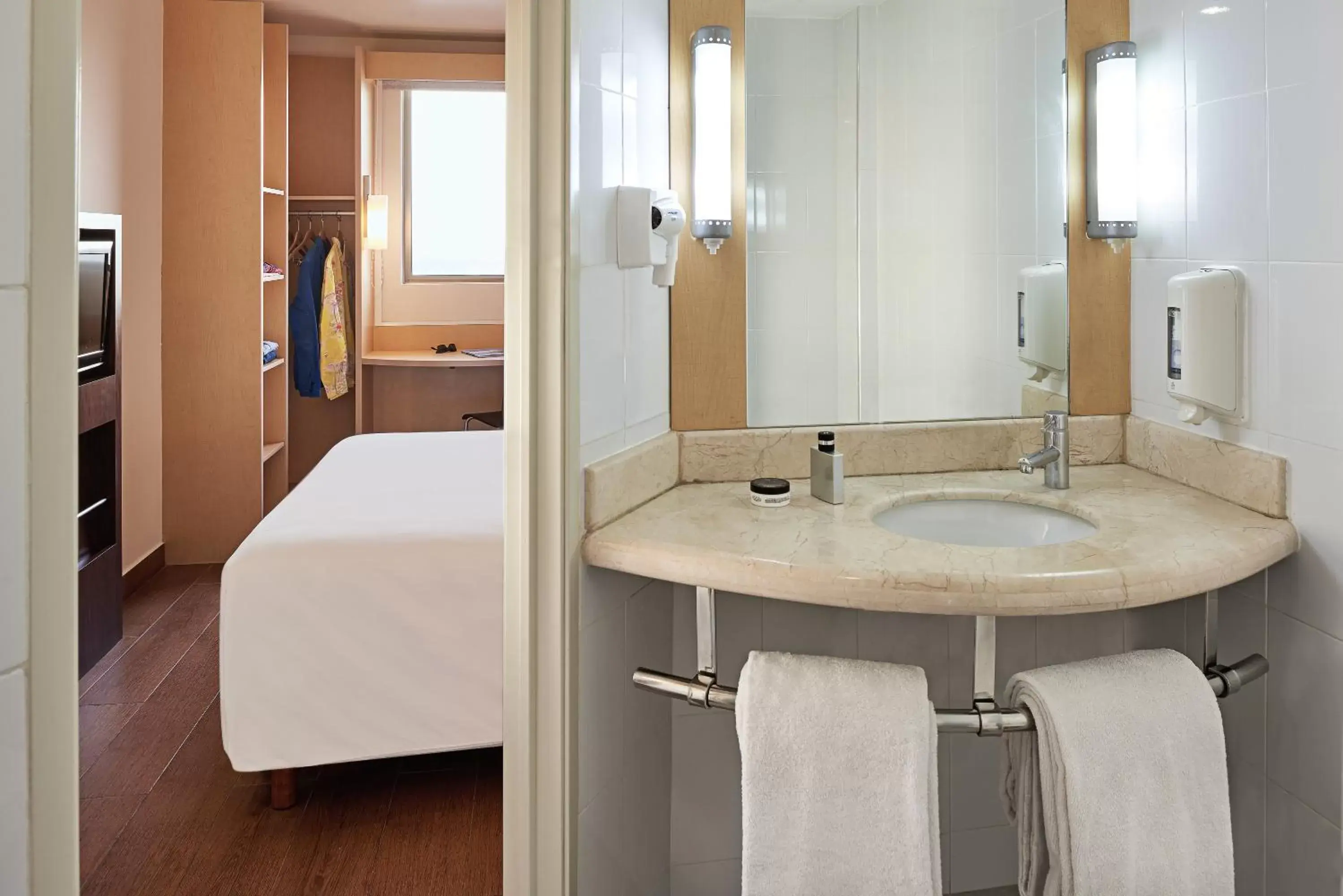 Photo of the whole room, Bathroom in Ibis Cancun Centro