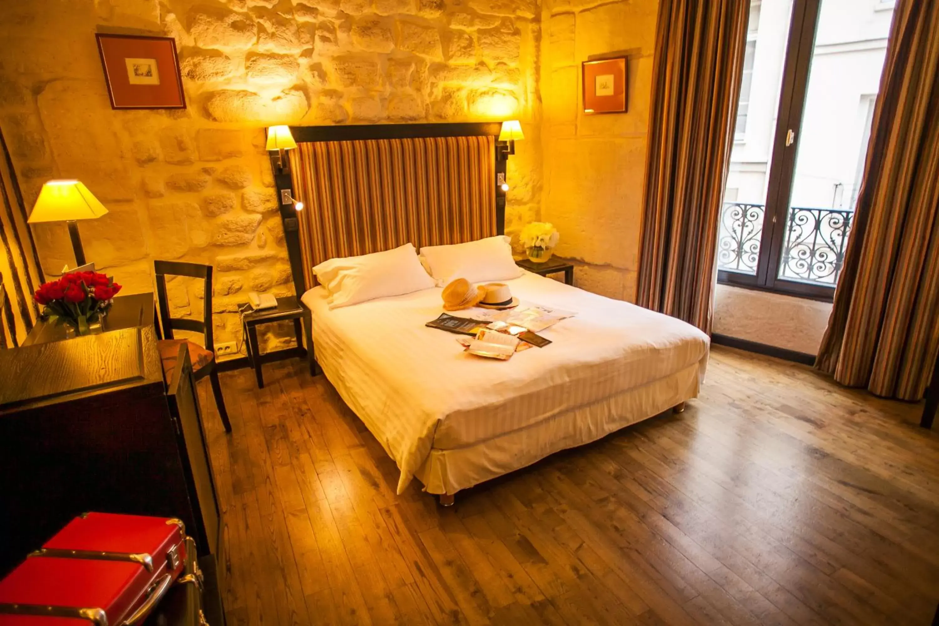 Privilege with Balcony in Europe Saint Severin-Paris Notre Dame Privilege with Balcony in Europe Saint Severin-Paris Notre Dame