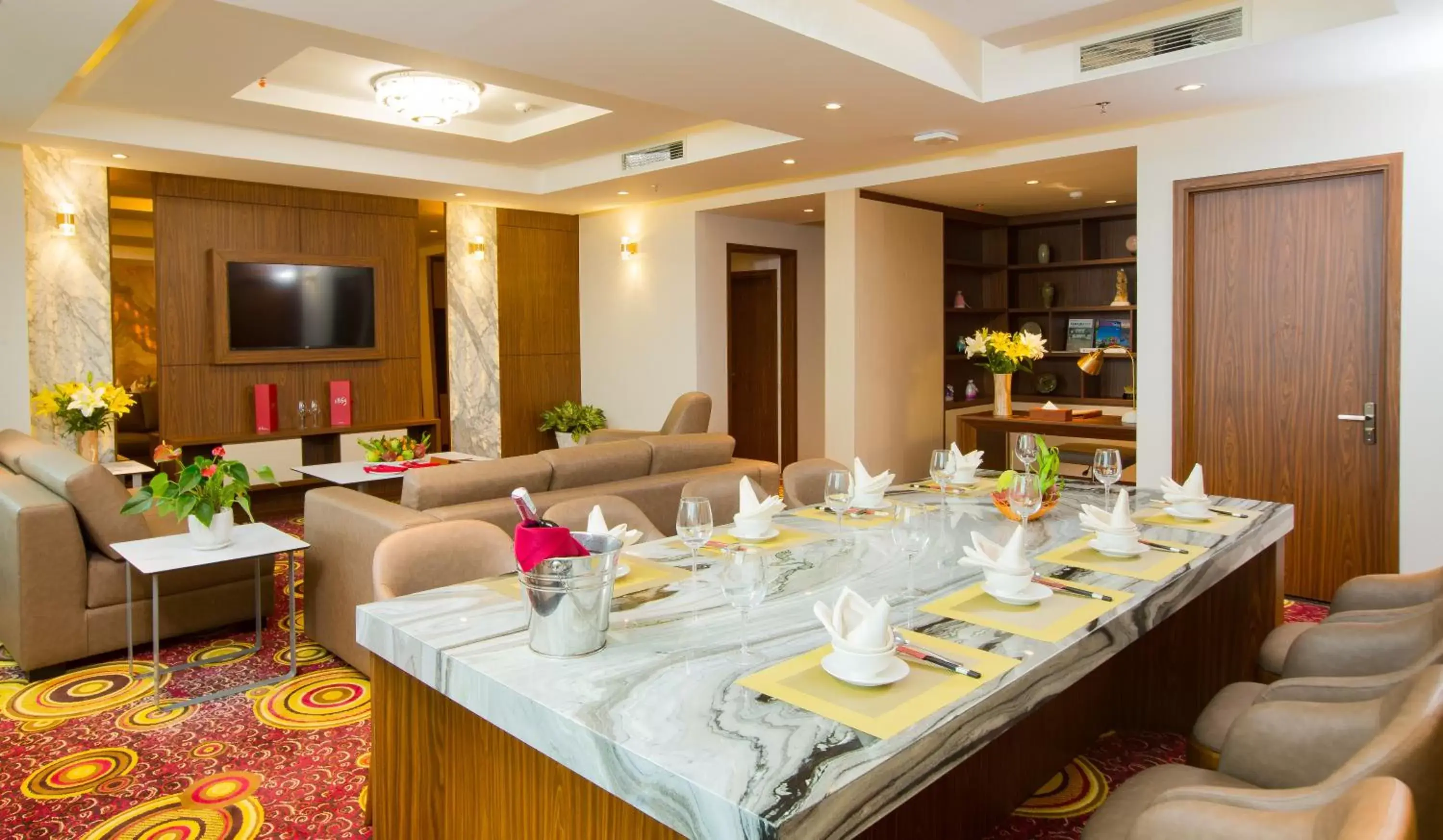 Communal lounge/ TV room, Restaurant/Places to Eat in Van Phat Riverside Hotel