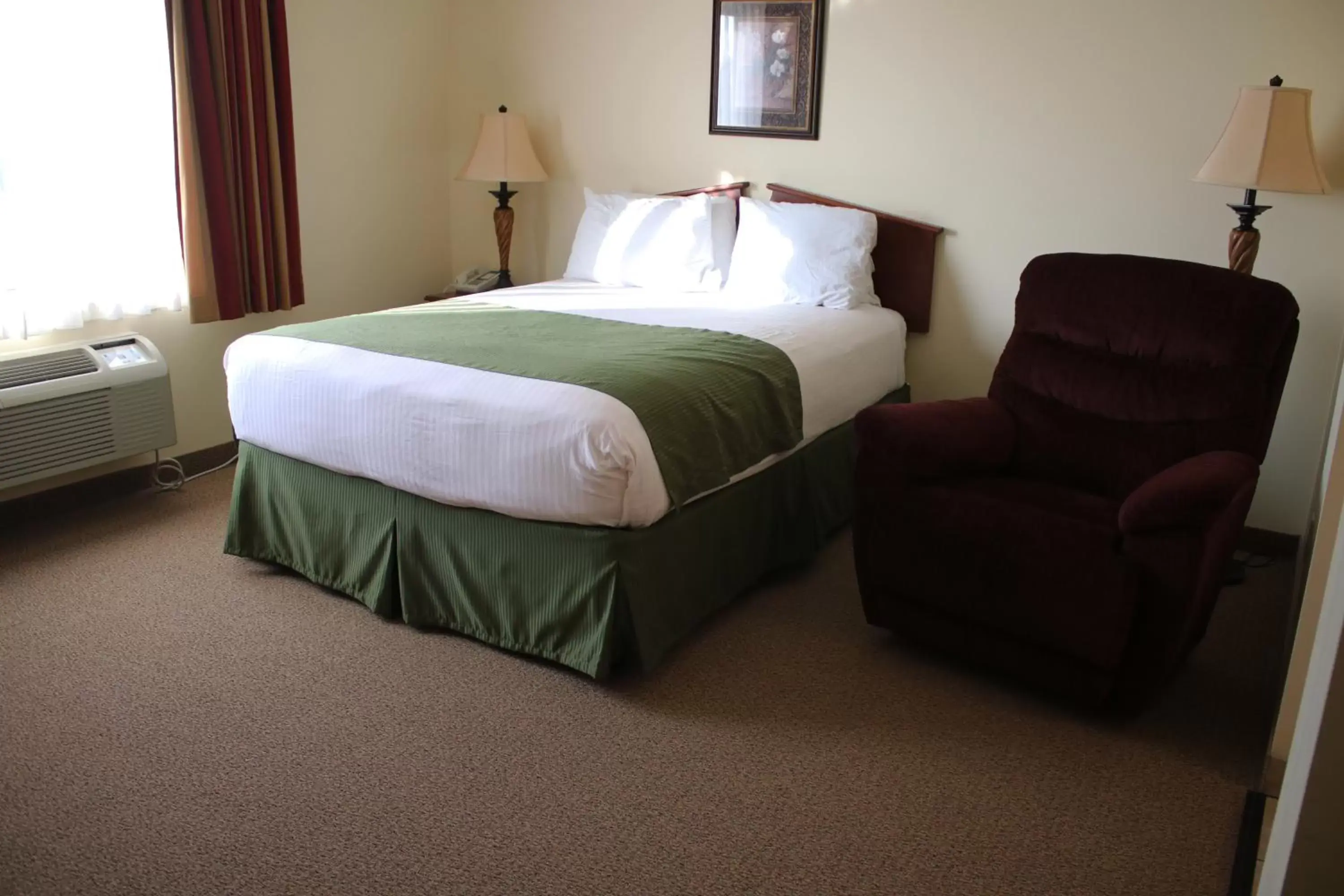 Photo of the whole room, Bed in The Edgewood Hotel and Suites