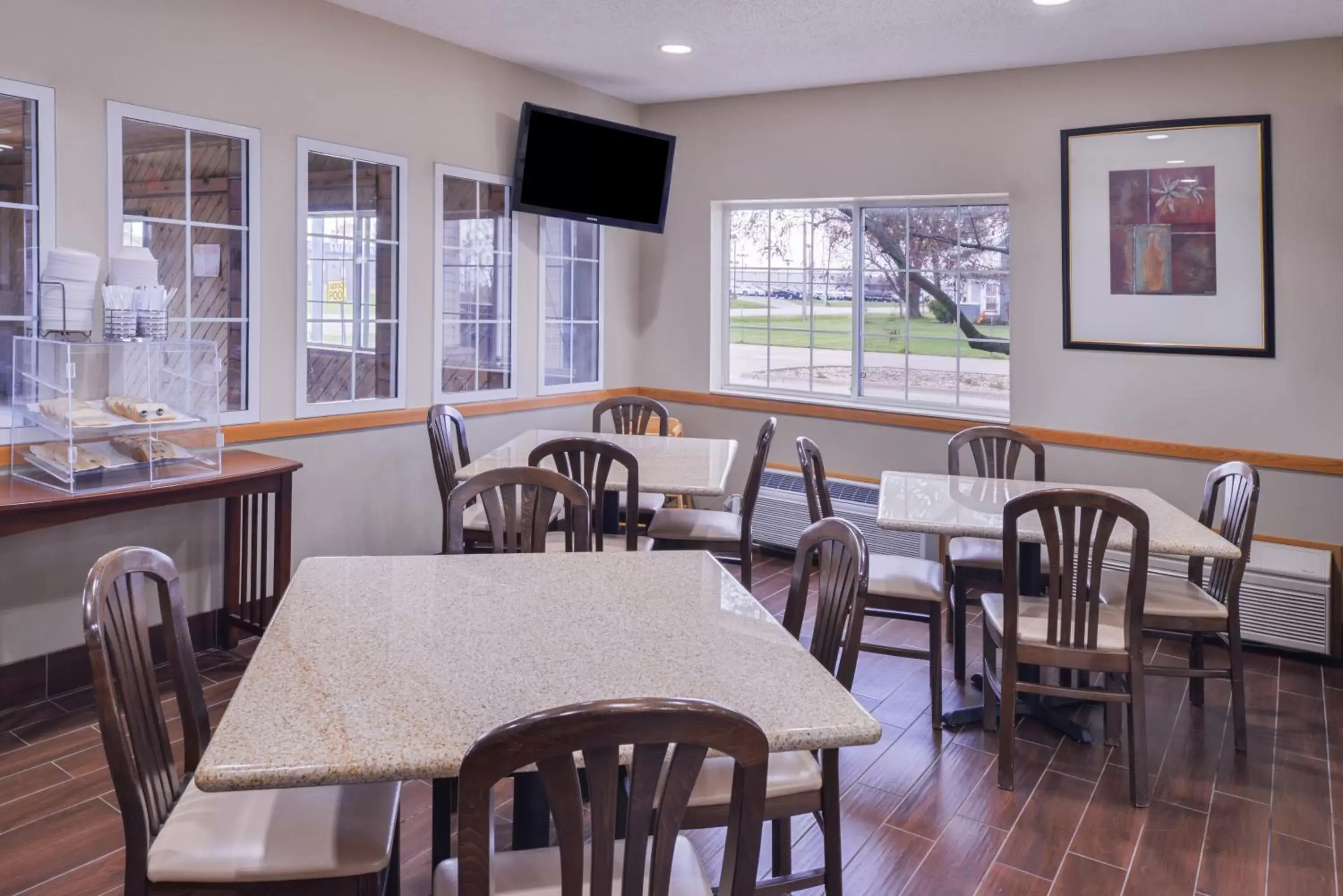 Area and facilities, Restaurant/Places to Eat in Regency Inn Geneseo IL I-80